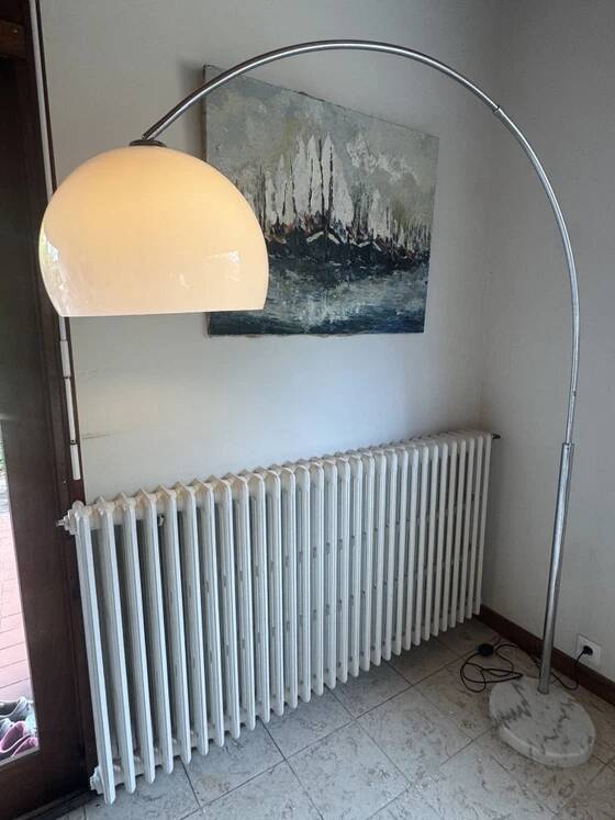 Large vintage Italian arc floor lamp – 1970s – Marble, chrome, and opaline diffuser