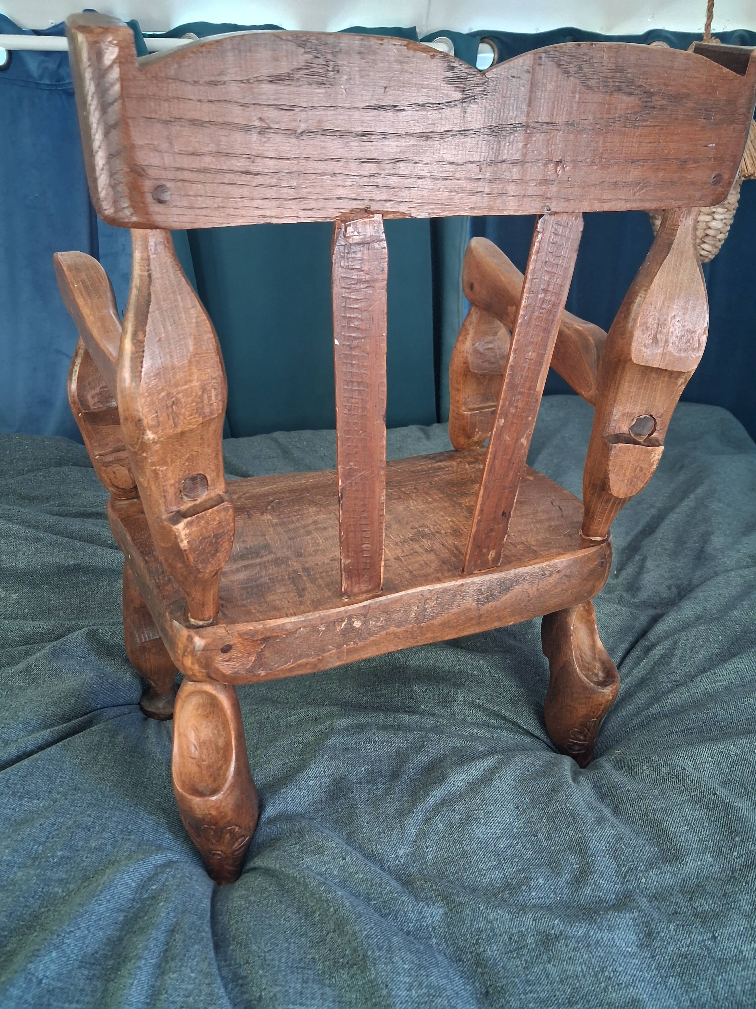 Chaise enfant en chêne sculpté. Ancien meuble breton