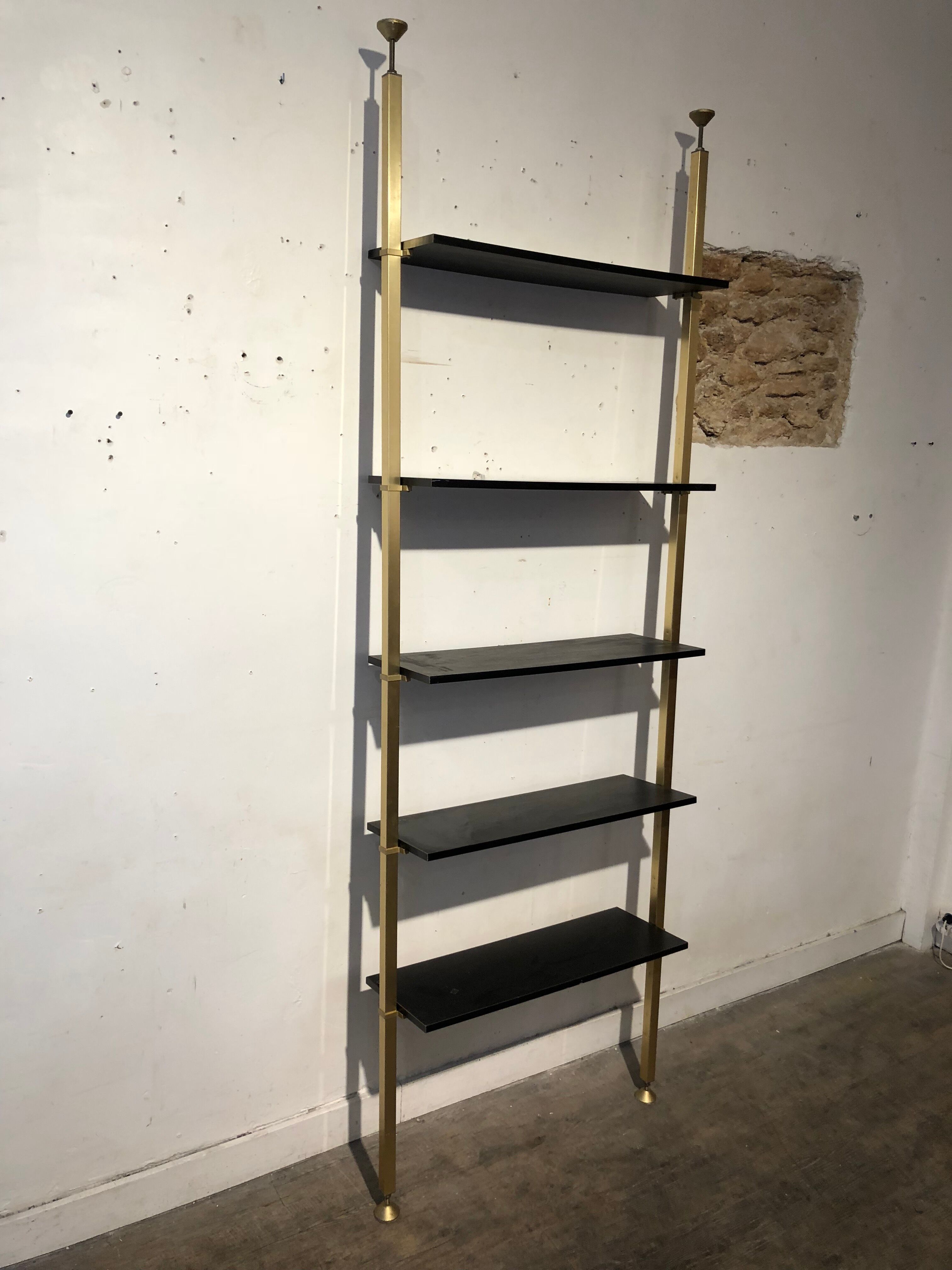 Floor-to-ceiling shelf