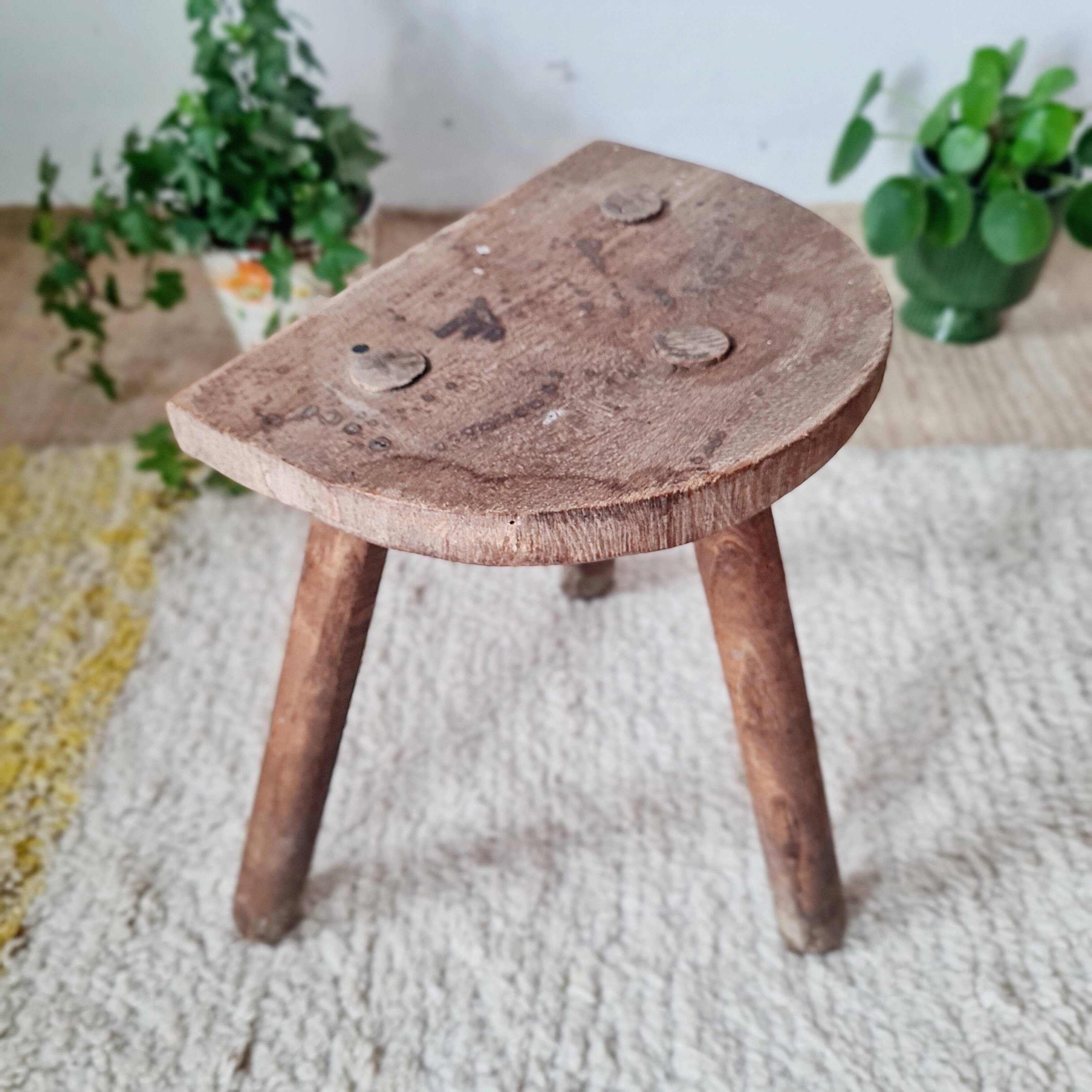 Tabouret tripode ancien en bois brutaliste - art populaire