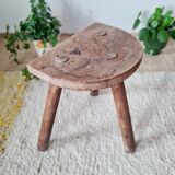 Tabouret tripode ancien en bois brutaliste - art populaire