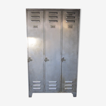 Dressing armoire metal