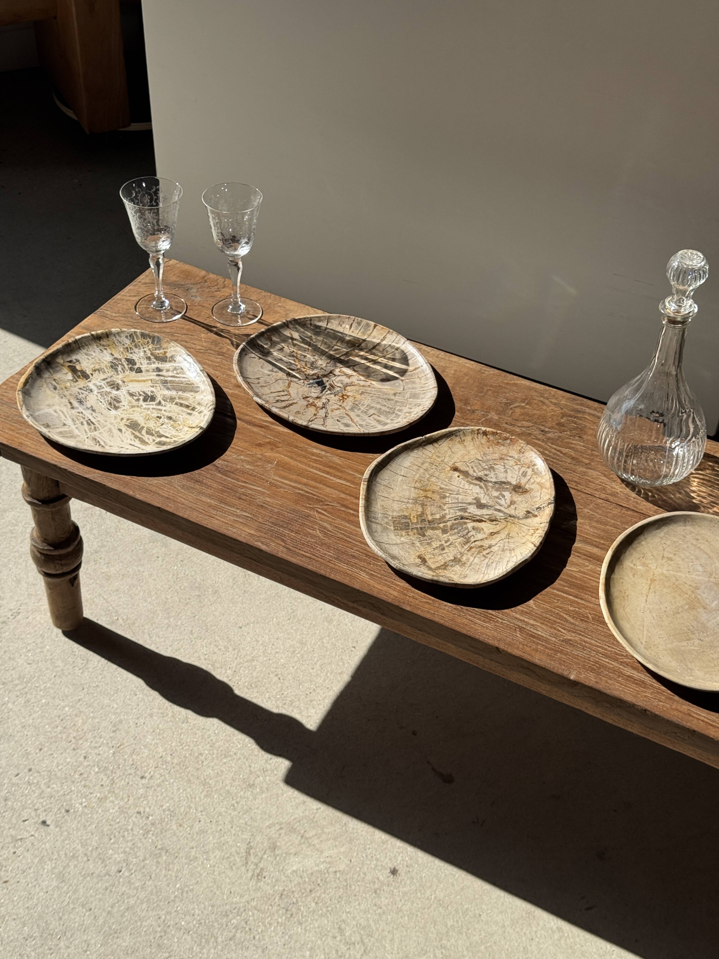 Petit vide poche ou plat en bois pétrifié beige cernes petit cœur noir
