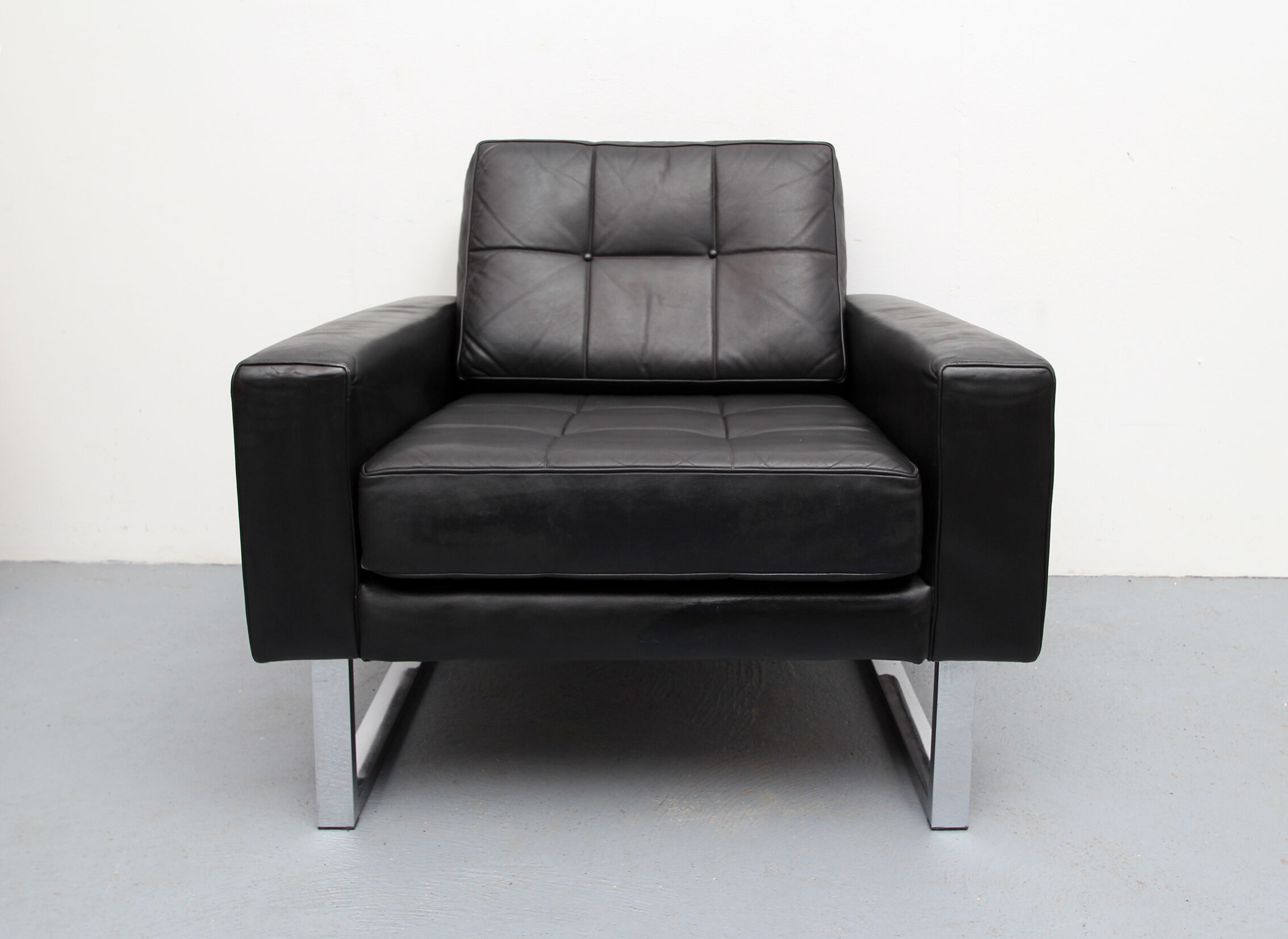 Fauteuil en cuir des années 1970 avec pieds chromés
