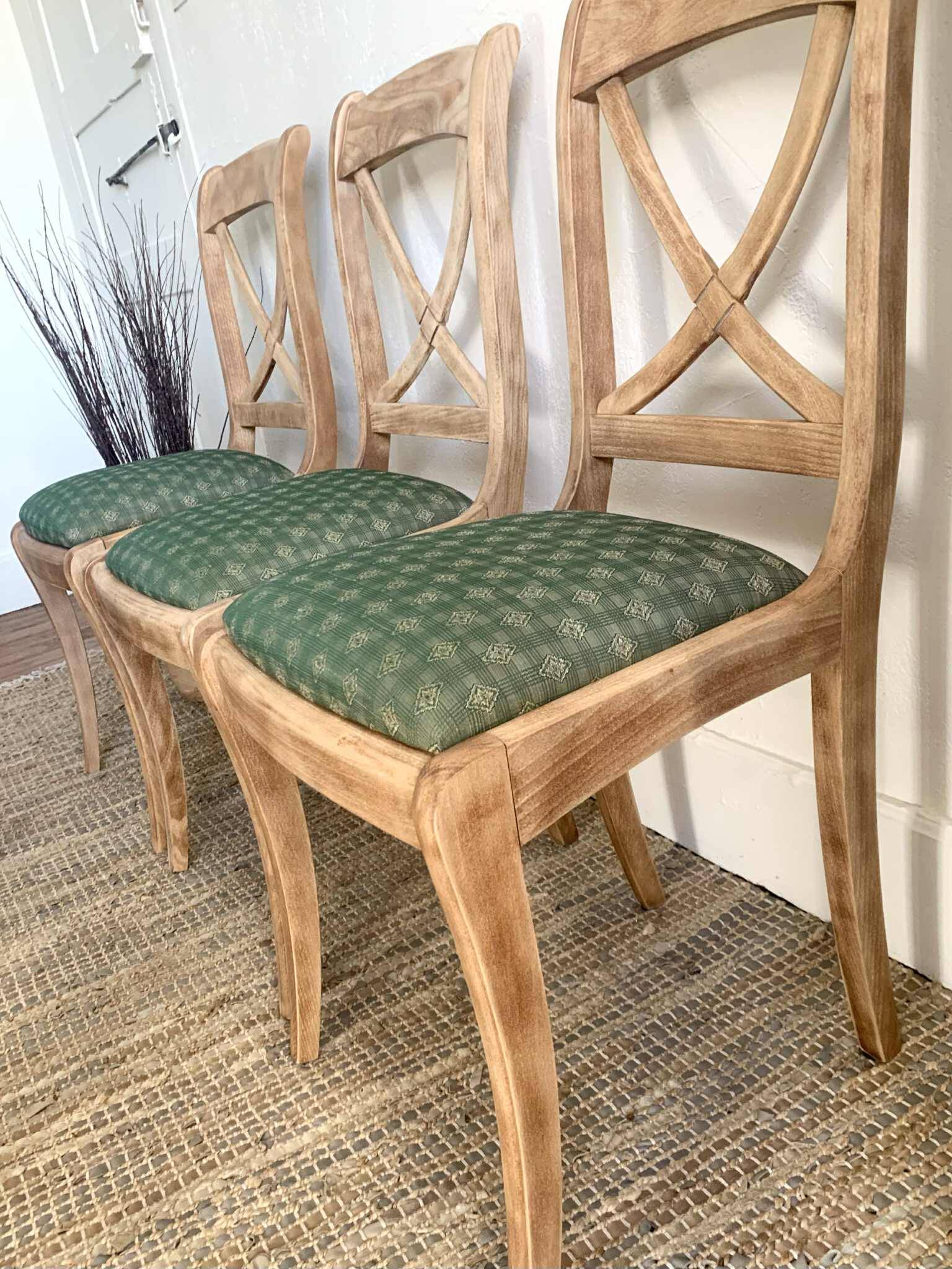 Chaises en bois massif assises verte
