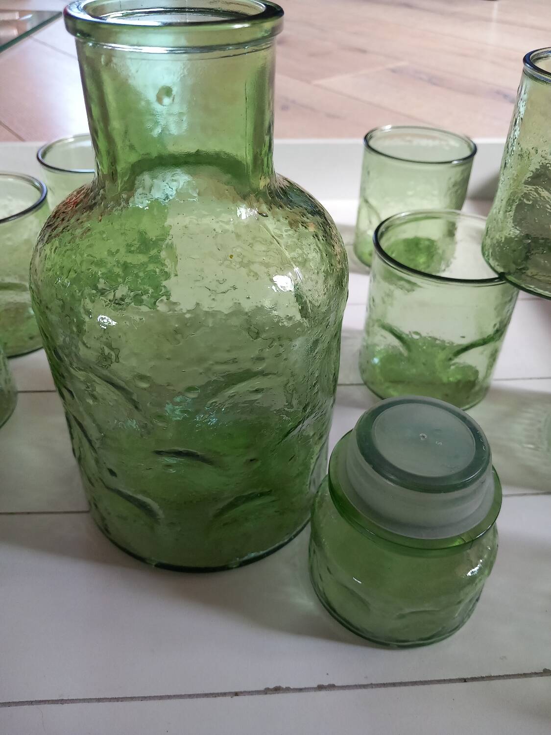 Carafe and 8 old glasses in bubble molded glass