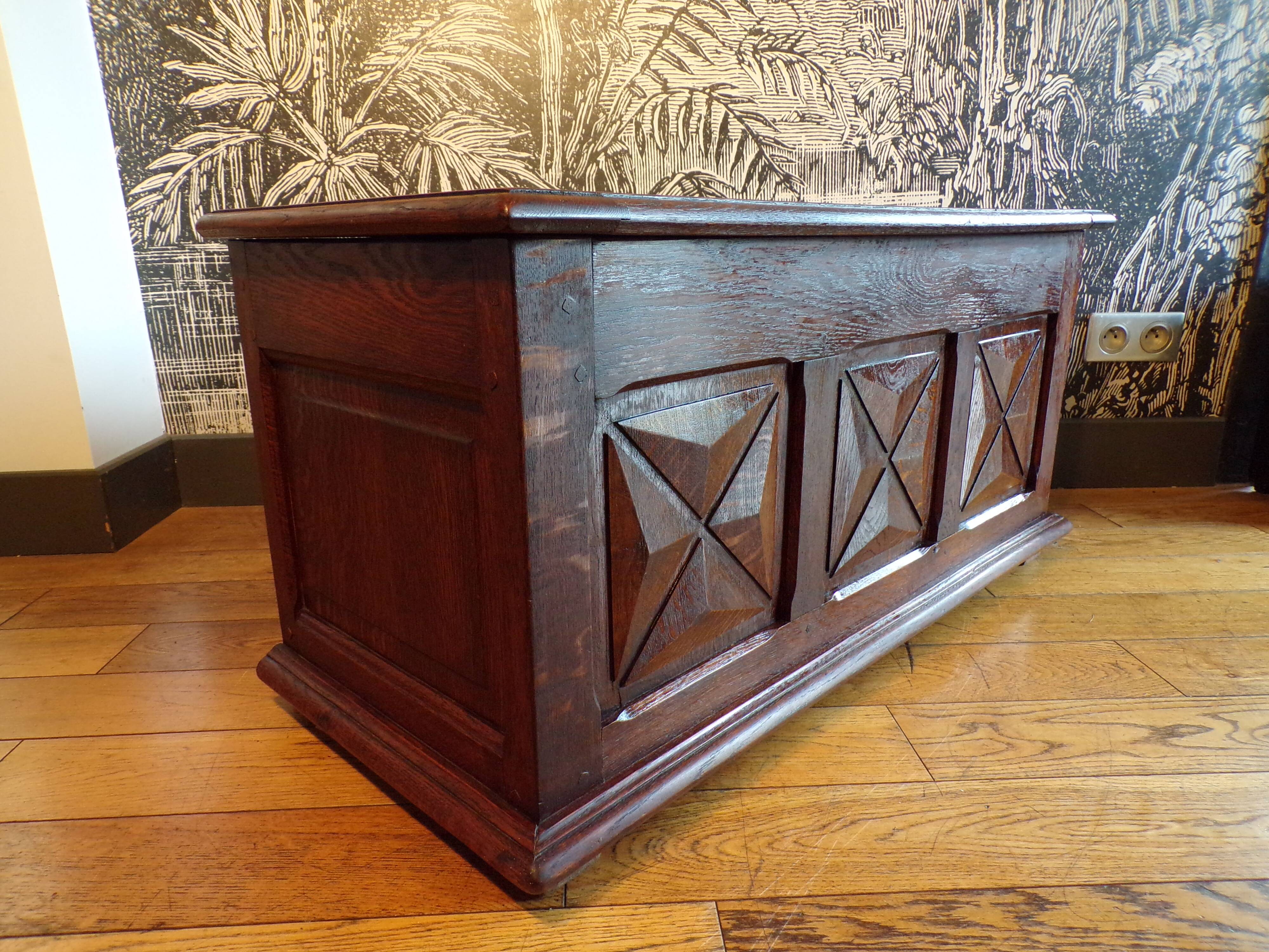 Neo-Basque style chest