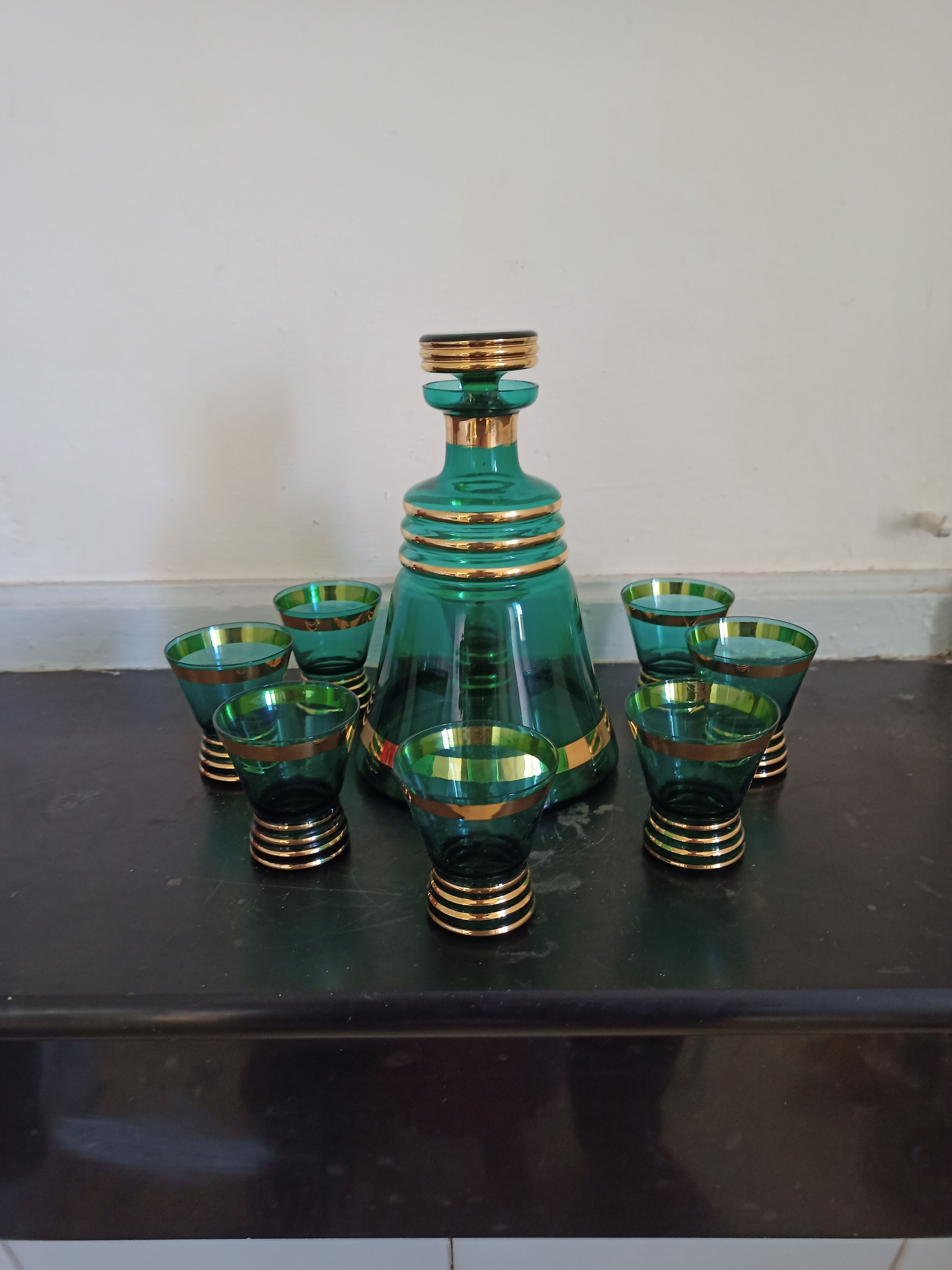 Carafe et verres à liqueur vert et doré verre ancien