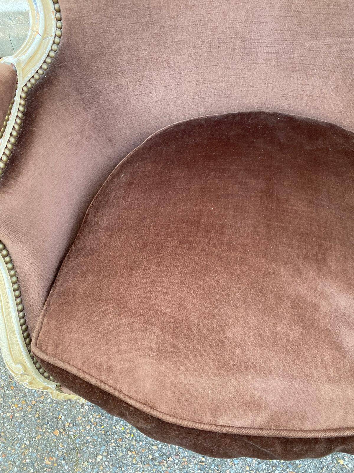 Fauteuil cabriolet Louis XV en bois massif beige et tissu velours marron