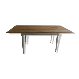 Table de ferme, piètement patiné gris perle et plateau en bois