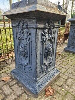 Grandes jardinières anciennes en fonte sur piédestal