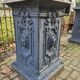 Grandes jardinières anciennes en fonte sur piédestal