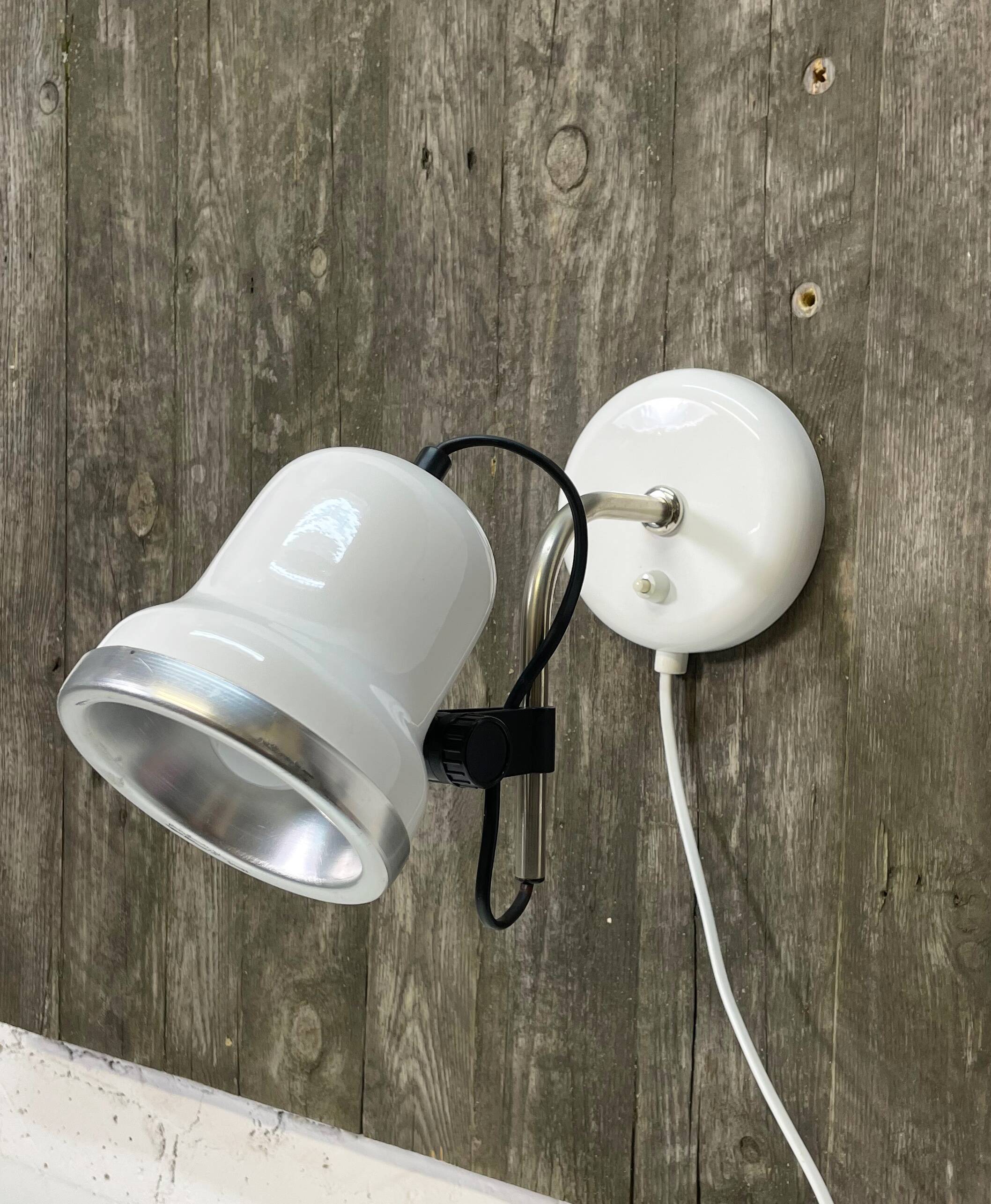 White adjustable wall lamp aka electric.