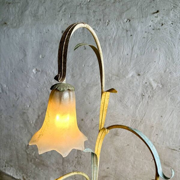 Lampadaire floral élégant en tôle d'acier avec pendentifs en verre, milieu du siècle, France 1980