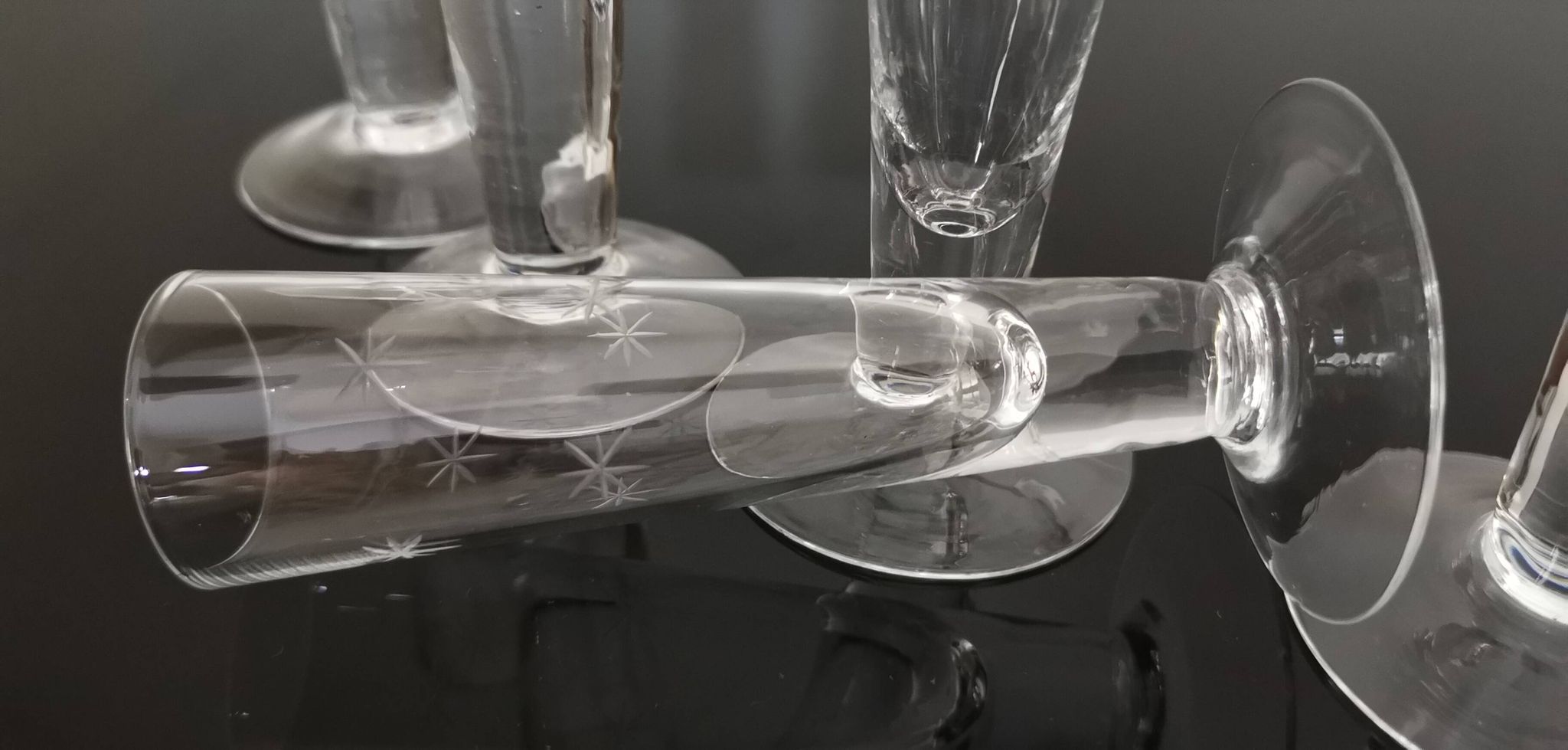 6 petites flutes anciennes en cristal soufflés à la main