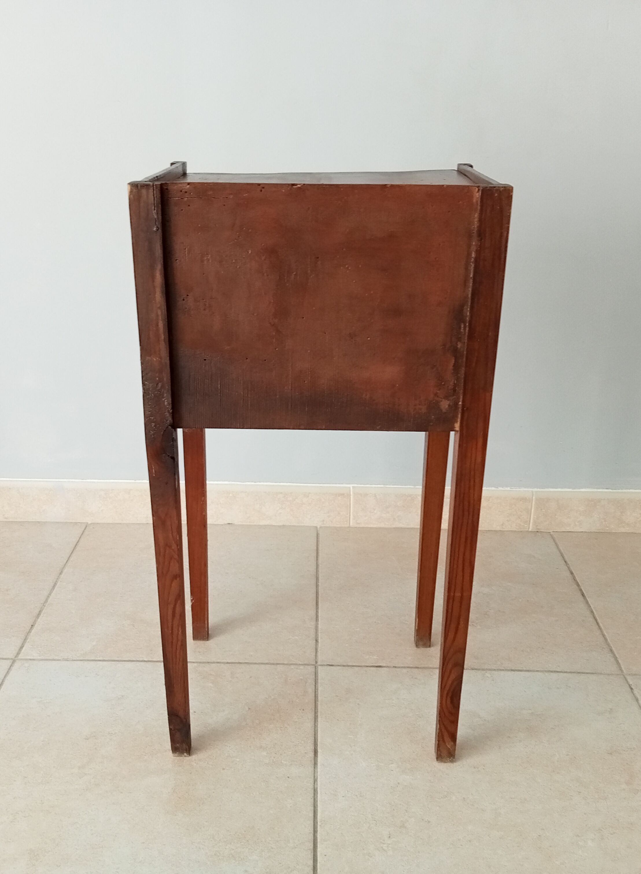 Walnut side table 20s/30s