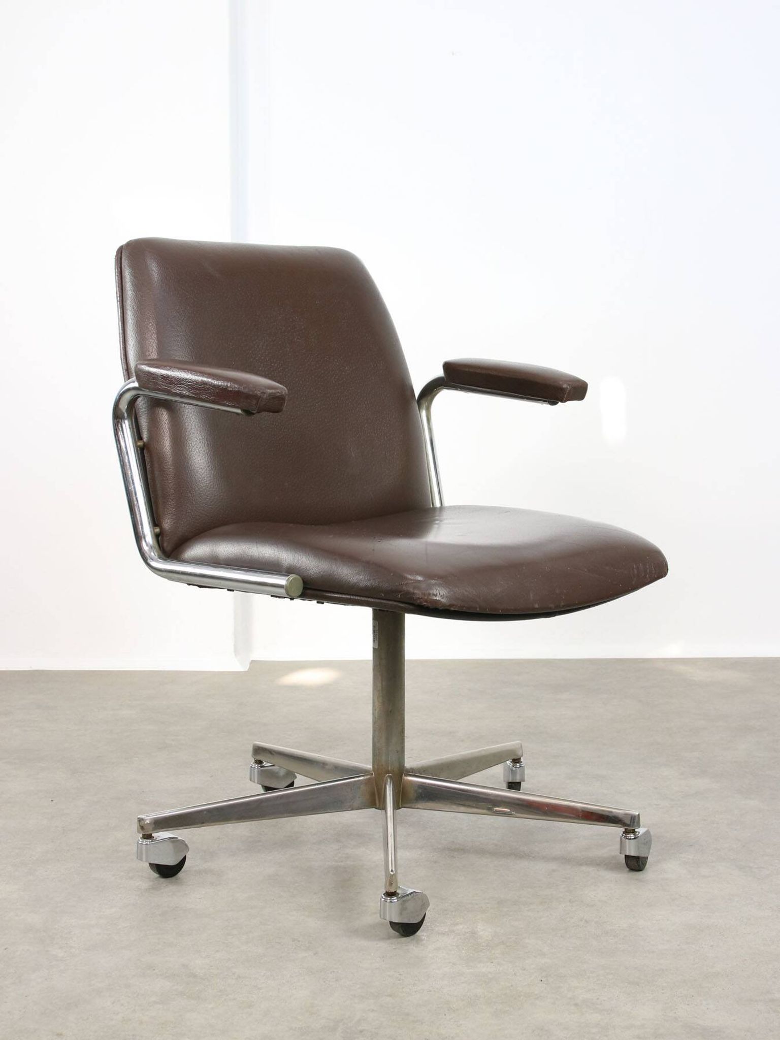 Chaise pivotante en cuir marron italien du milieu du siècle