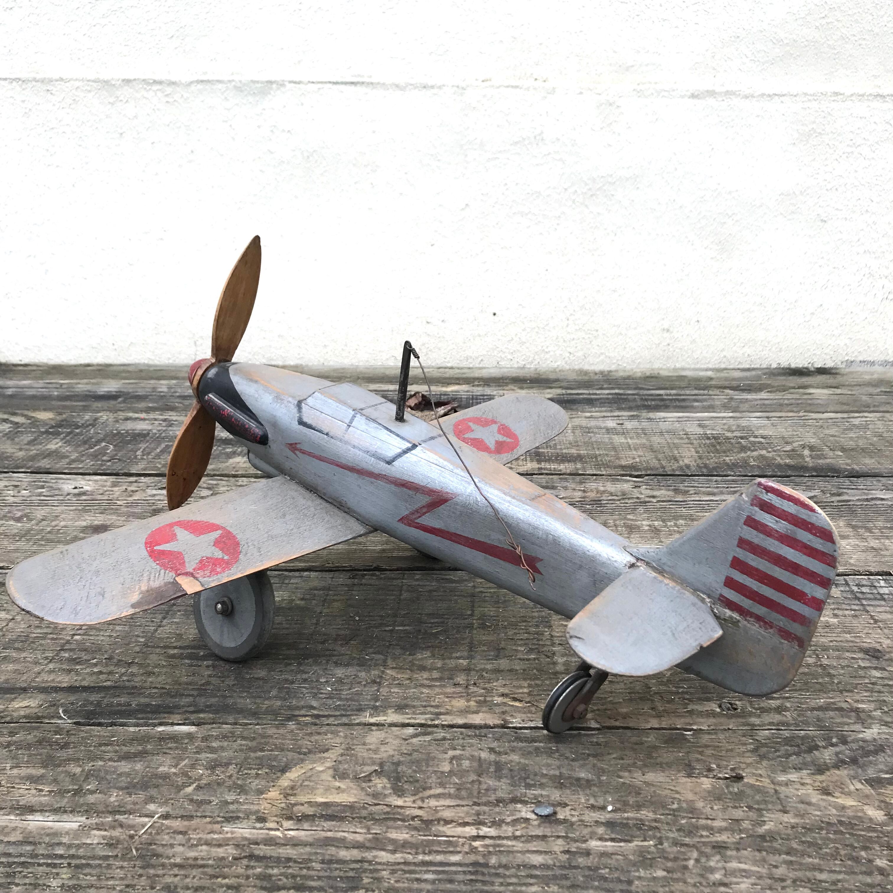 Avion jouet en bois vintage