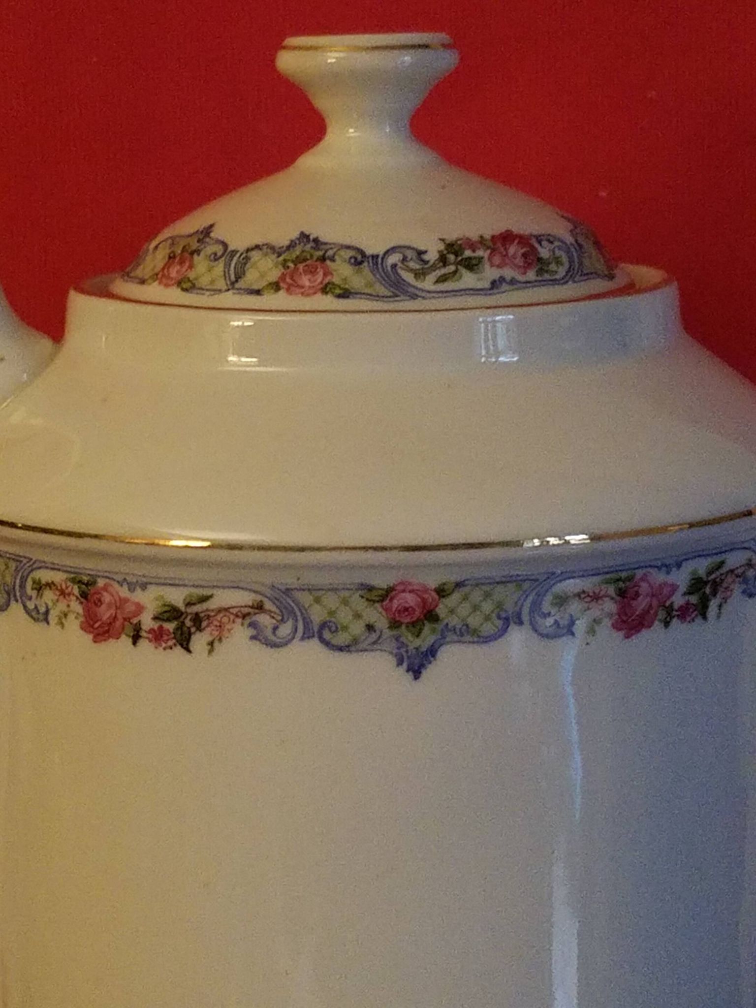 Cafetière ancienne en porcelaine