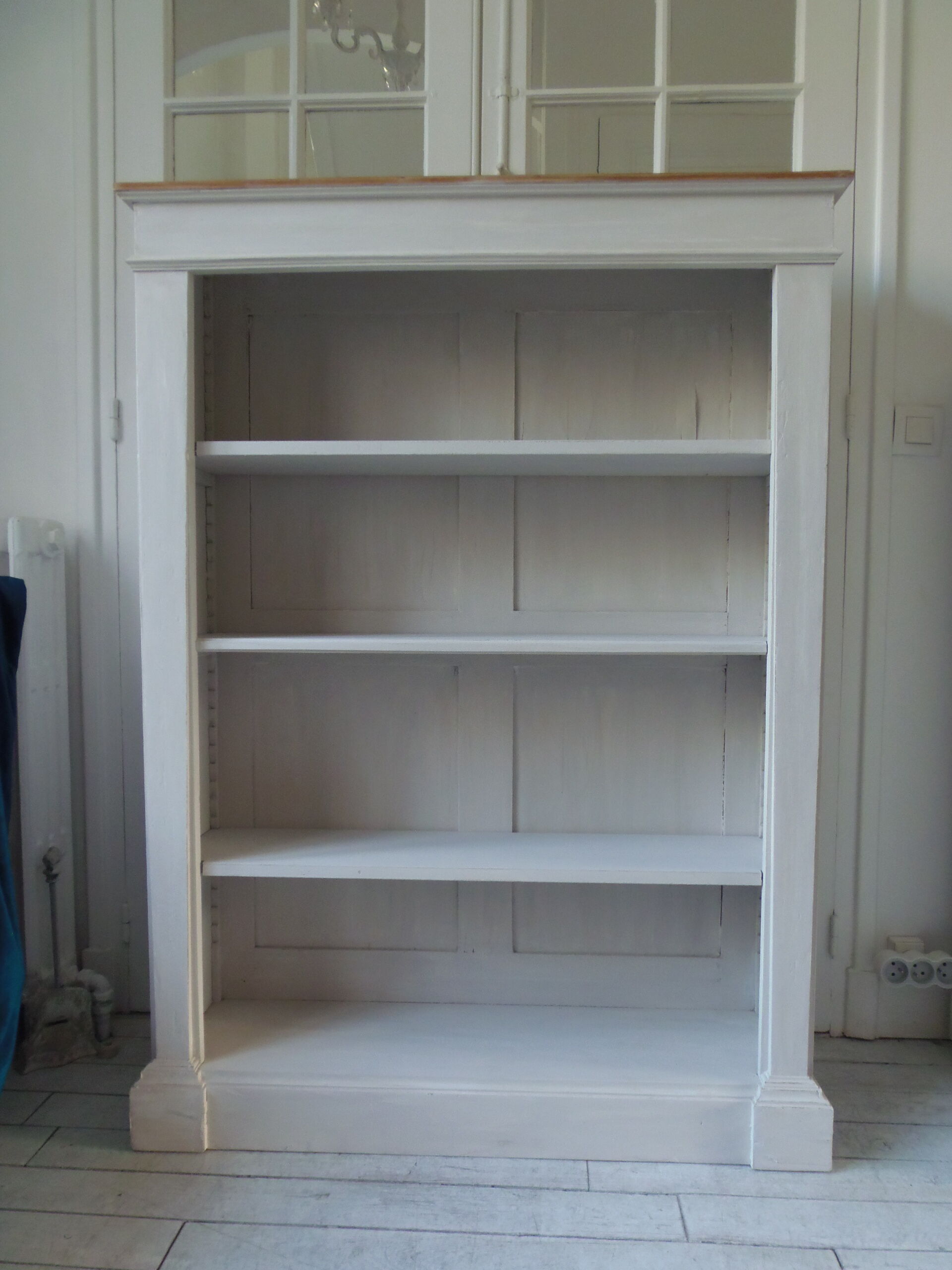 Old patinated pearl gray library, wooden top, composed of 3 adjustable shelves.