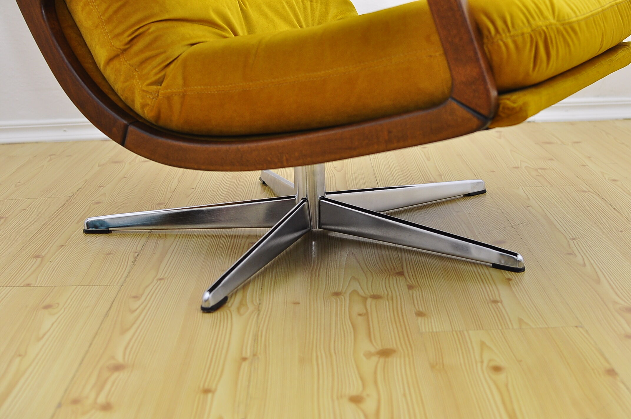 Fauteuil pivotant en velours, années 1970