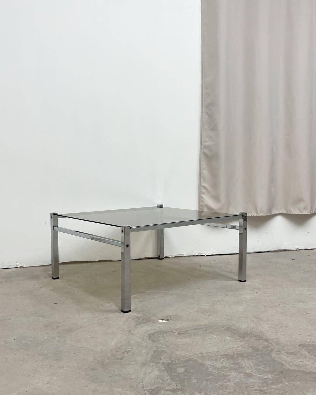 Table basse carré chrome / verre fumé