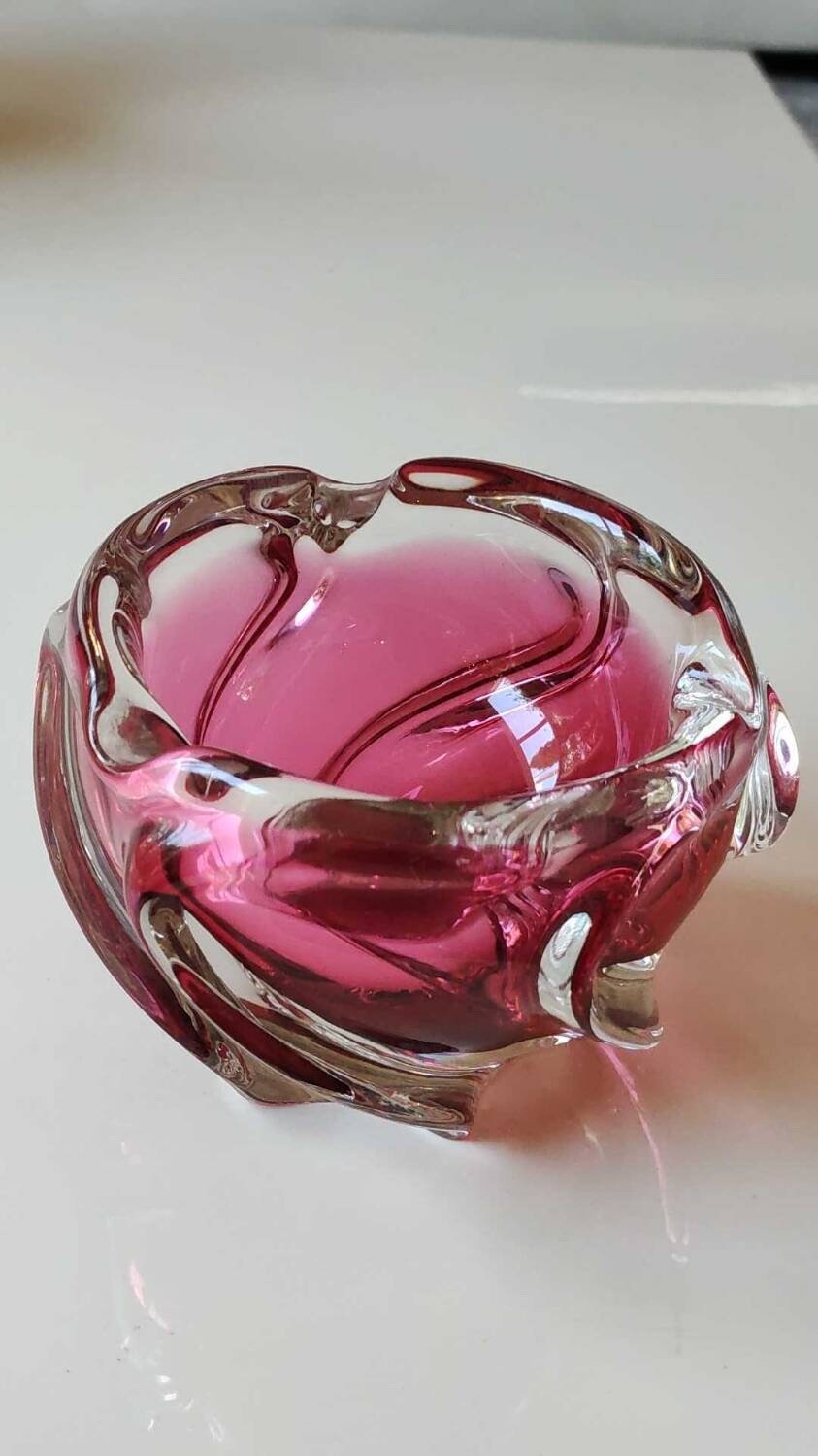 Ashtray/empty pocket, in blown Art glass, Murano/Italy. Organic floral shape. Pink tones