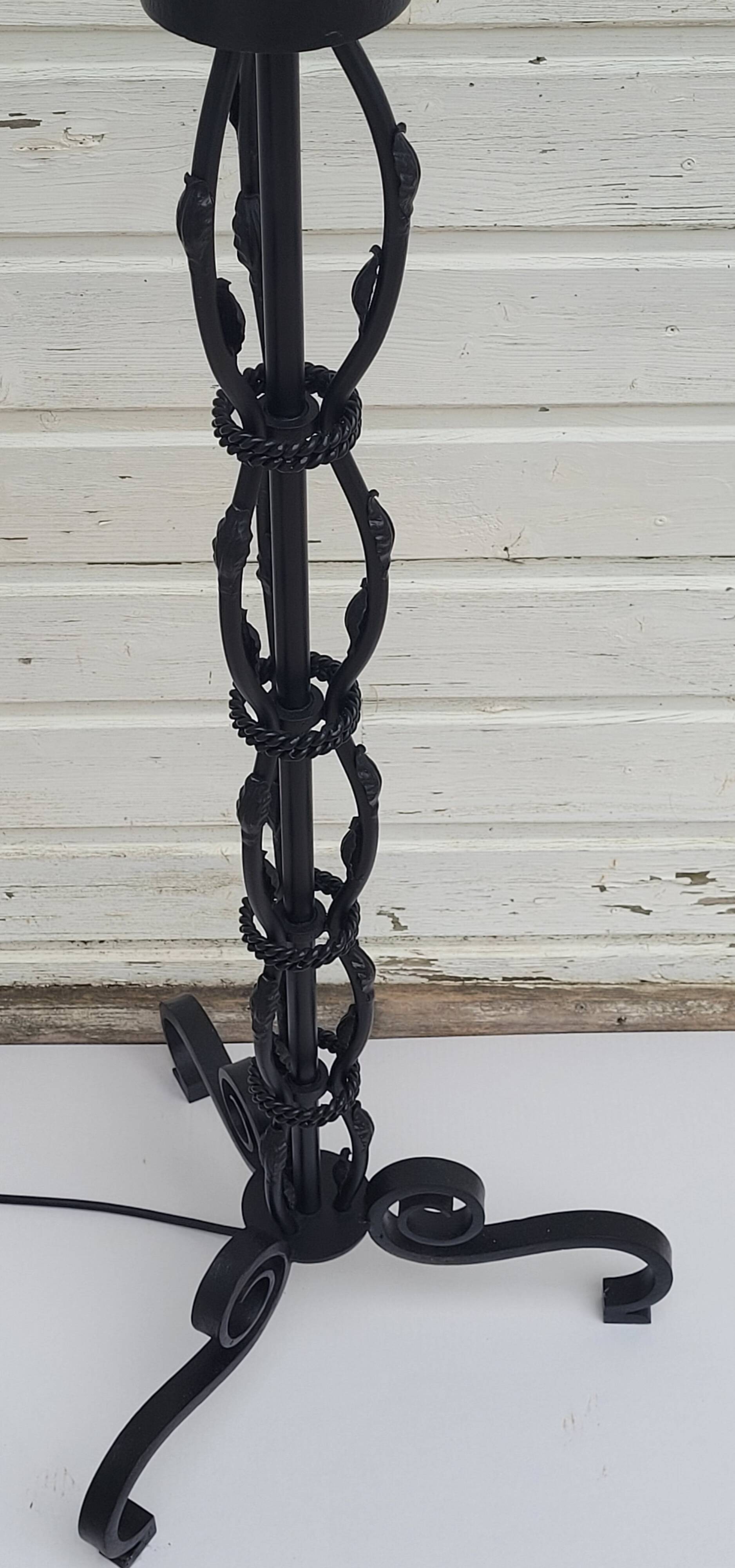 Lampadaire en fer forgé noir attribué a Gilbert Poillerat