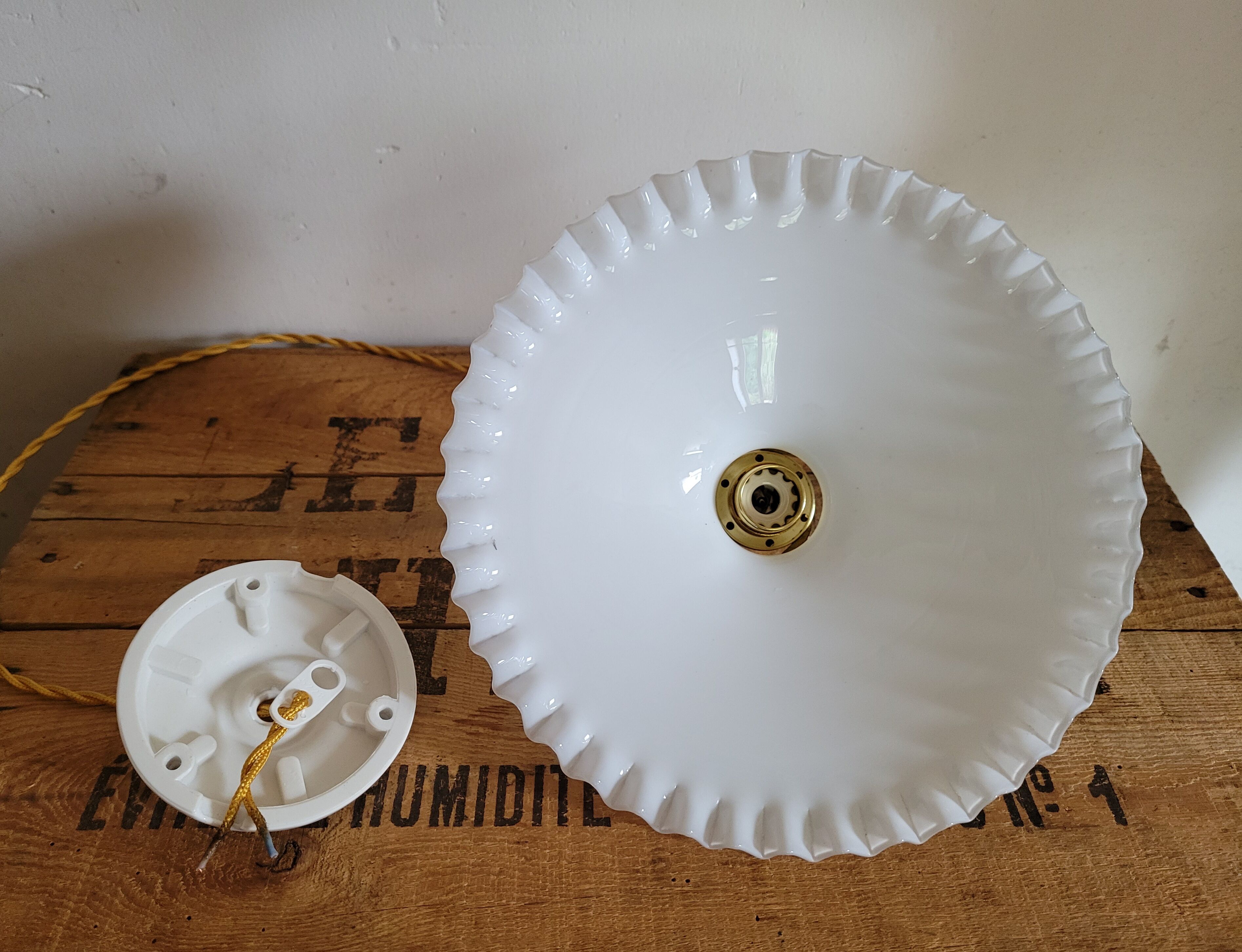 Toothed opaline suspension