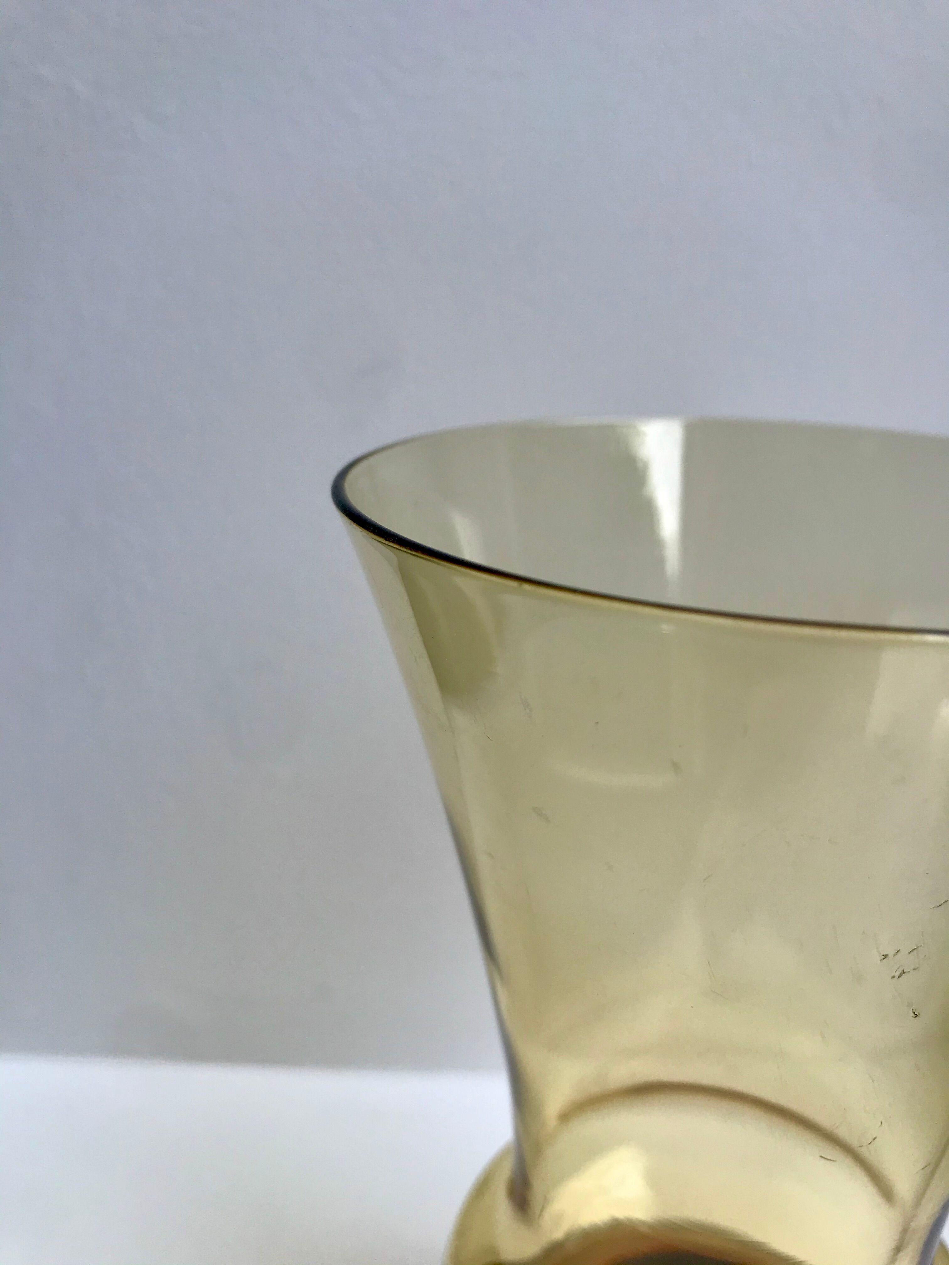 Vase diabolo en verre ambré années 70
