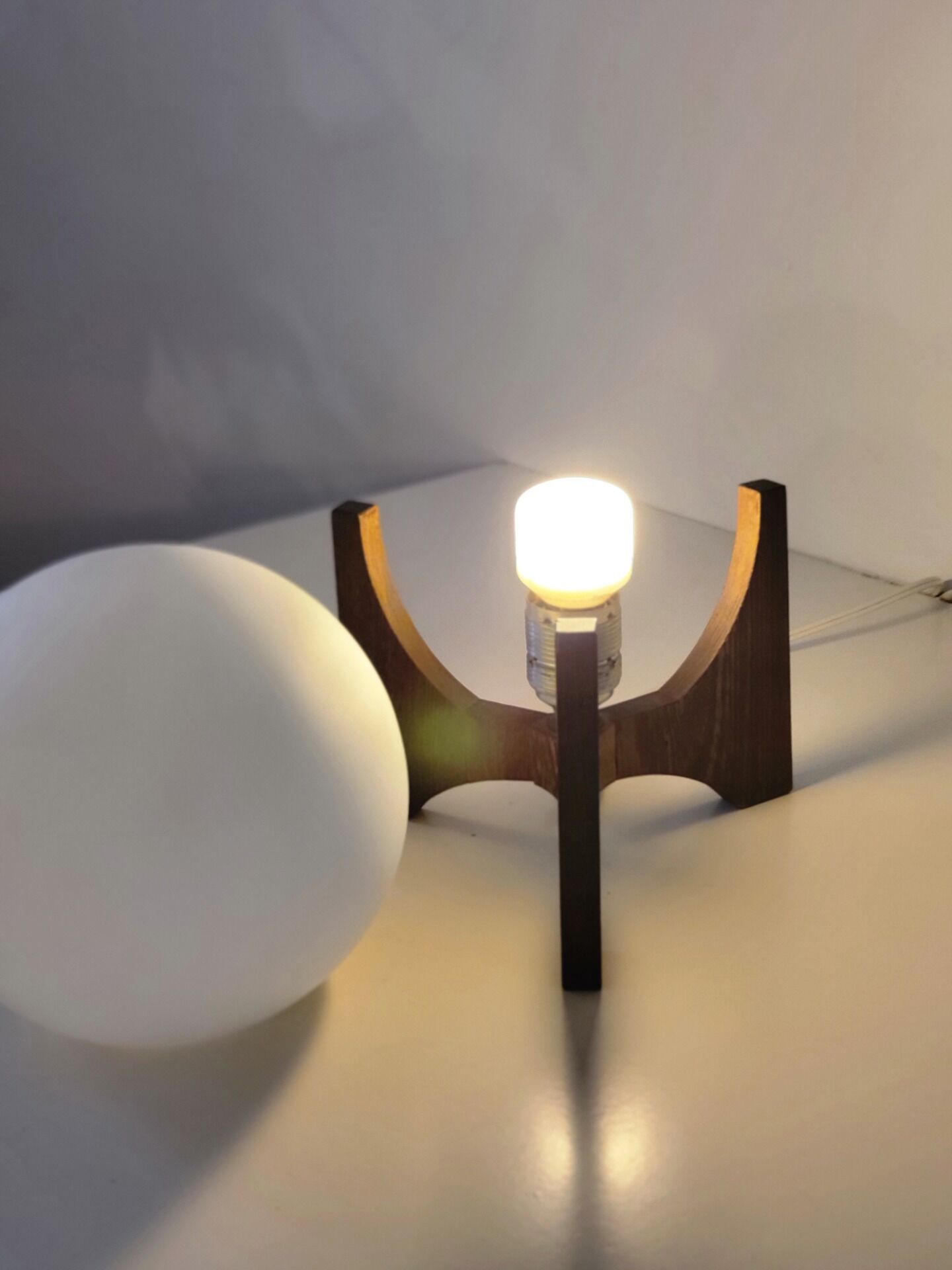Raak Amsterdam Hokusai D-2022 table lamp in wenge & opal glass
