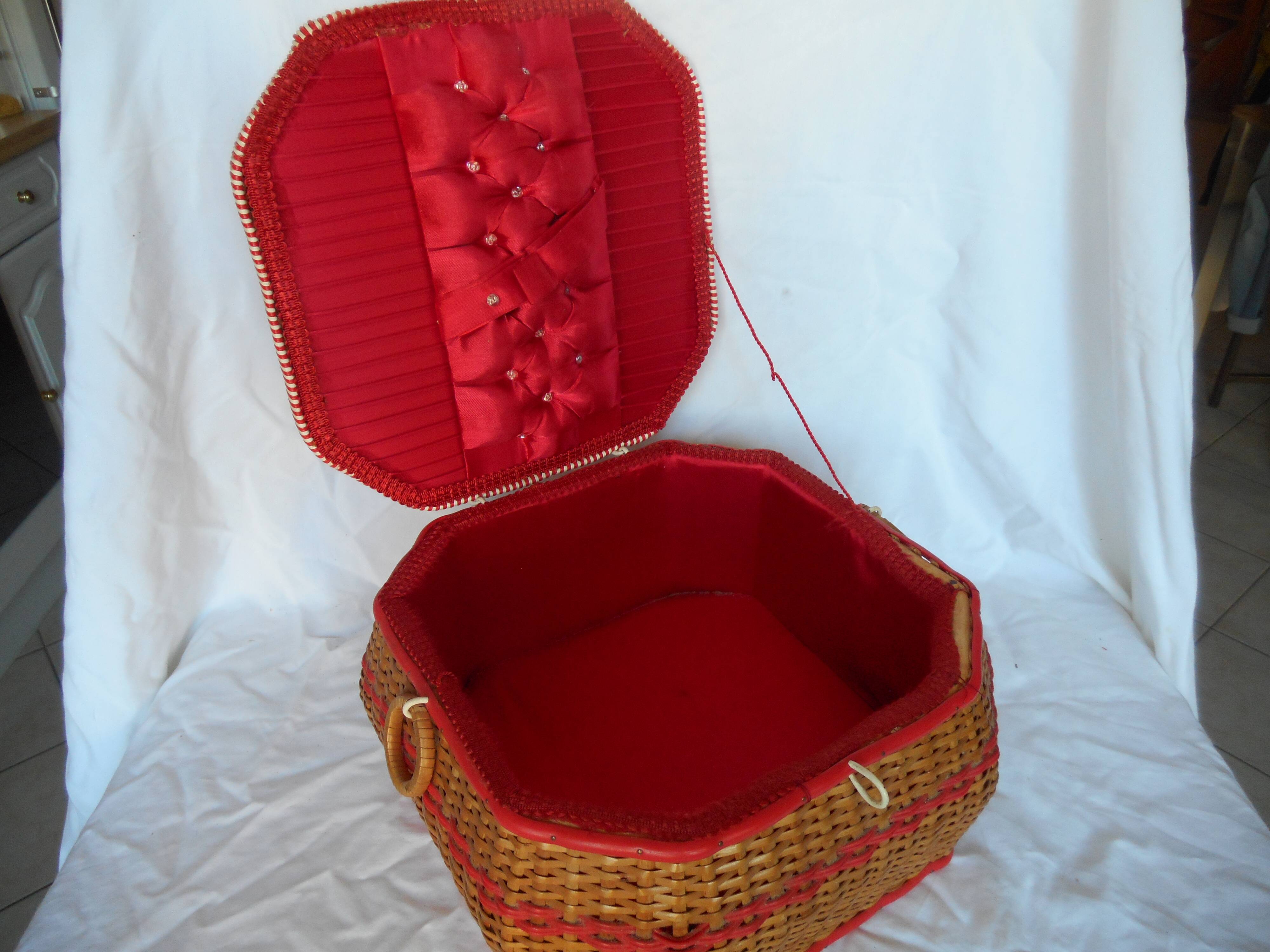 Hardworking, box a wicker vintage couture
