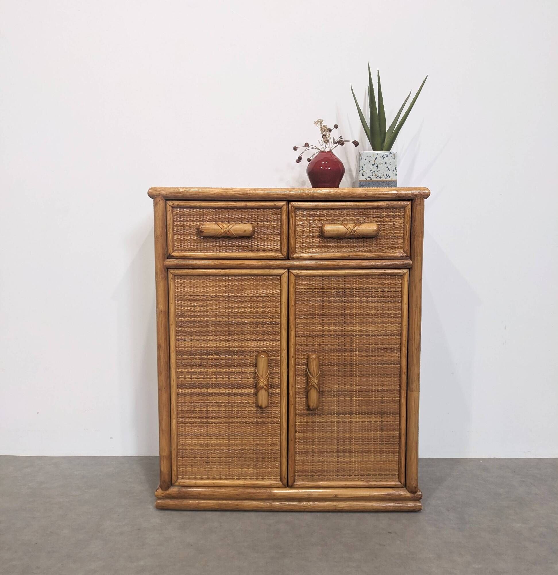 Vintage chest of drawers in rattan and bamboo.
