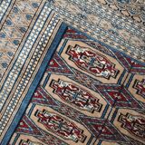 Tapis Vintage Bukhara en Laine, Années 1960, Élégance Traditionnelle