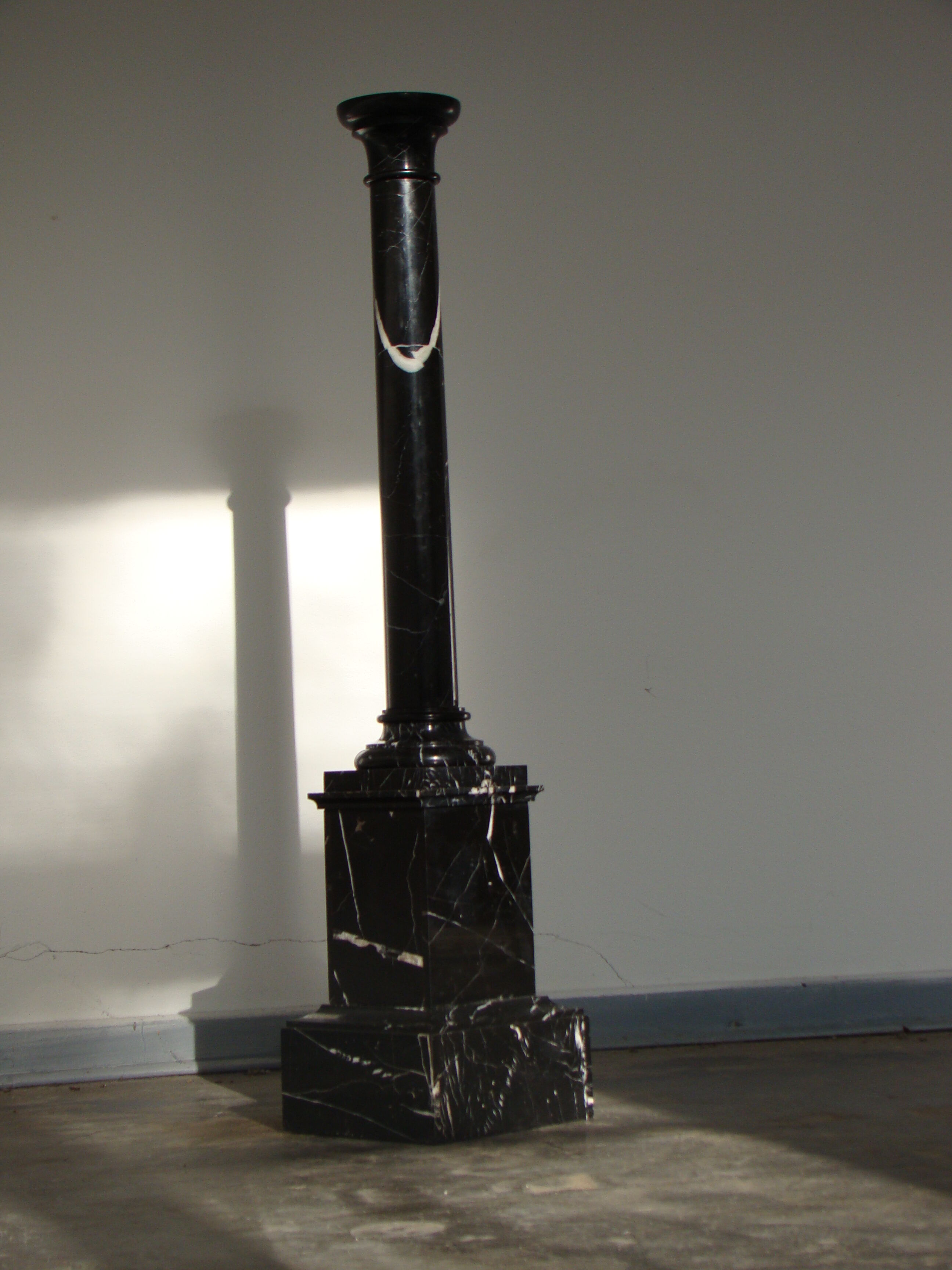 Pilier ou colonne en marbre noir
