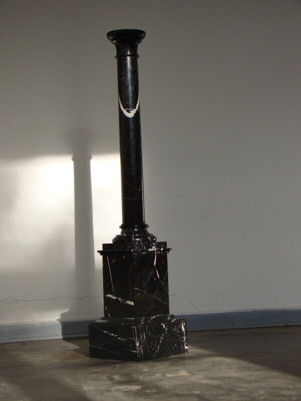 Pilier ou colonne en marbre noir