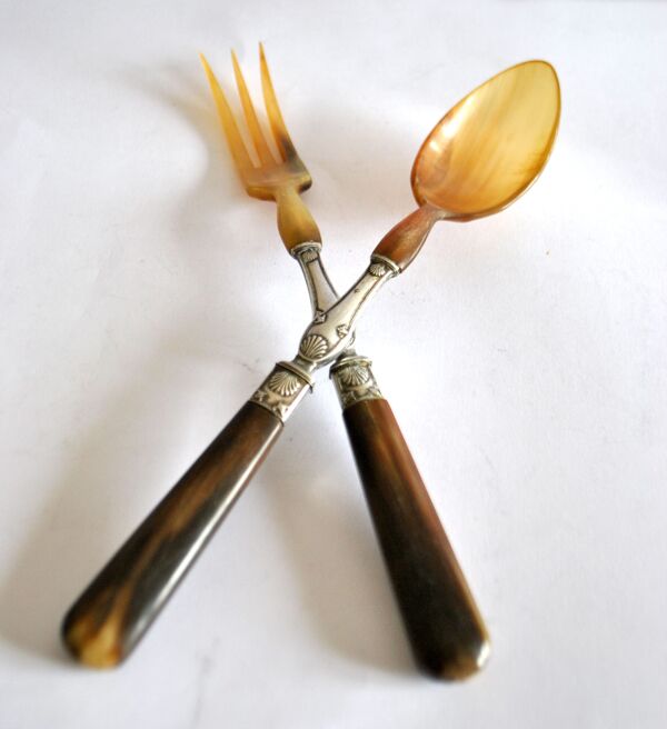 Couverts à salade ancien en corne – décor coquille 1900
