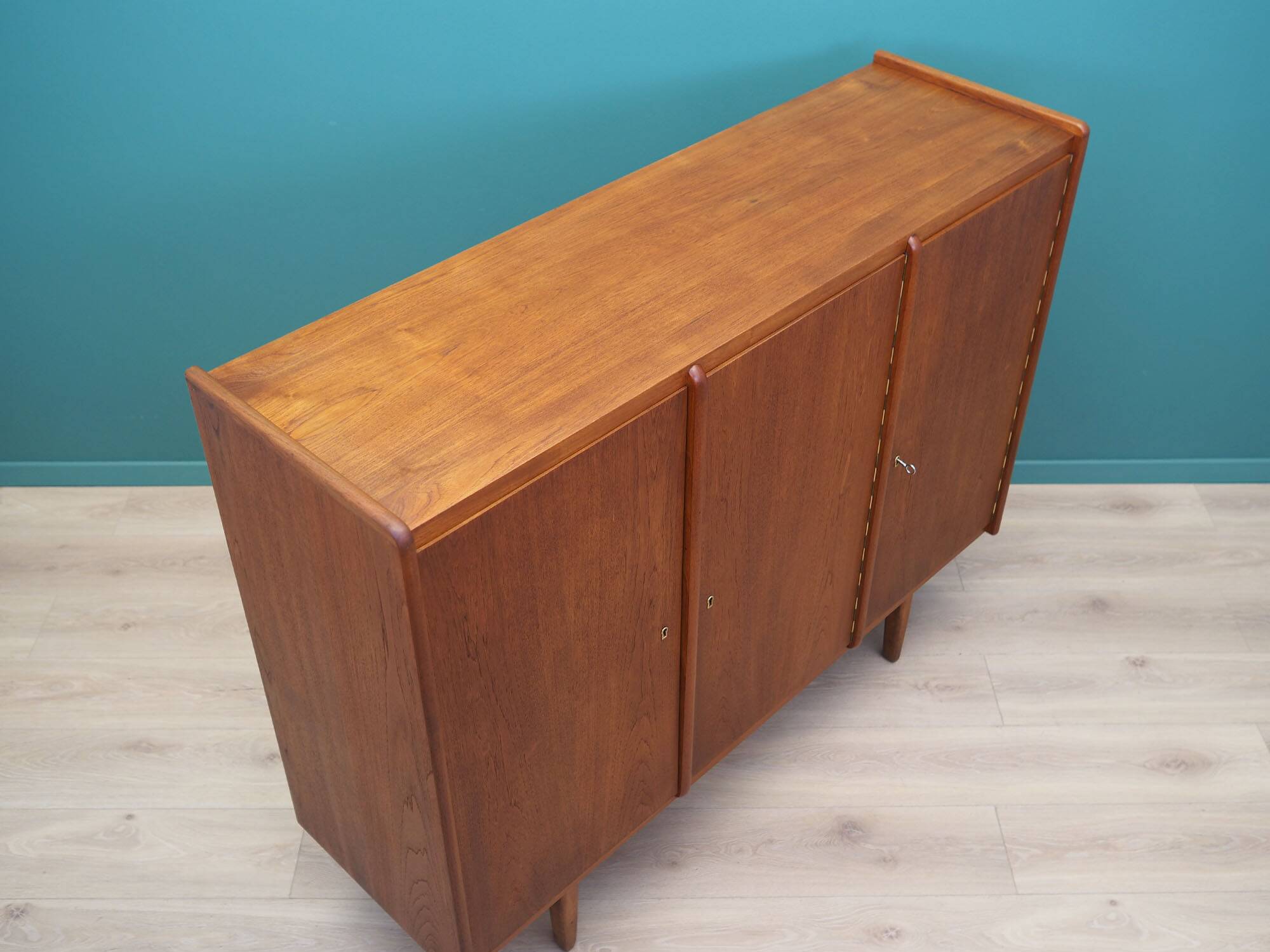 Buffet haut en teck, design danois, années 1960, production : Danemark