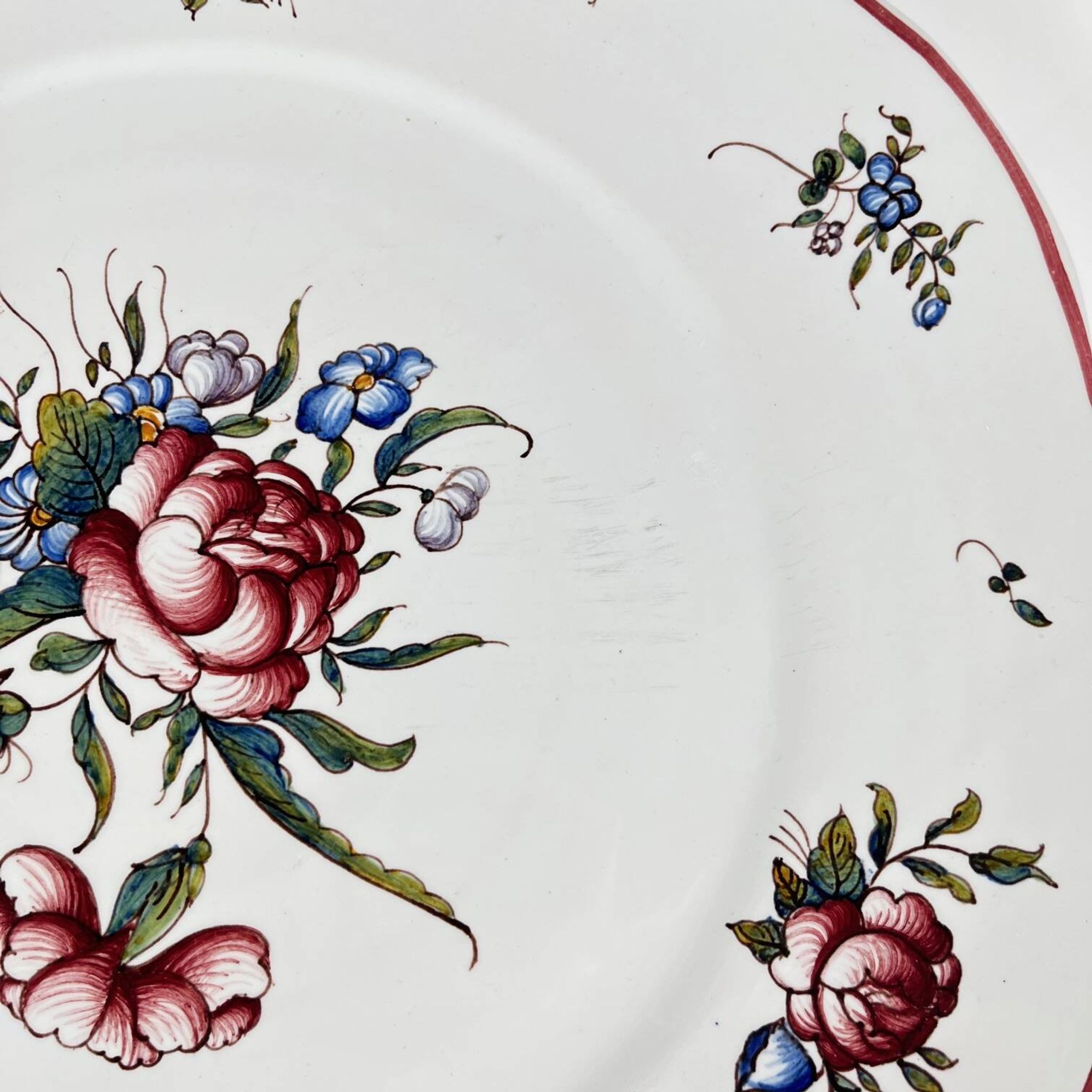 Plat à gateau peint à la main motif rose, vers 1960/70