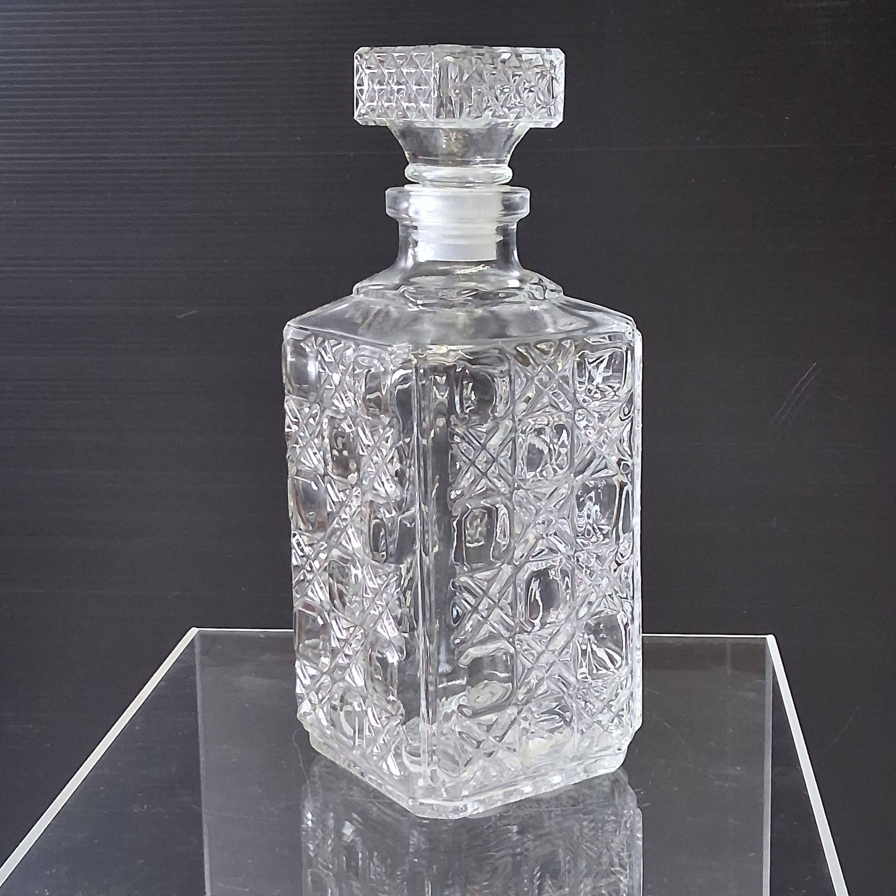 Very nice whisky/juice carafe in glass in very good condition.