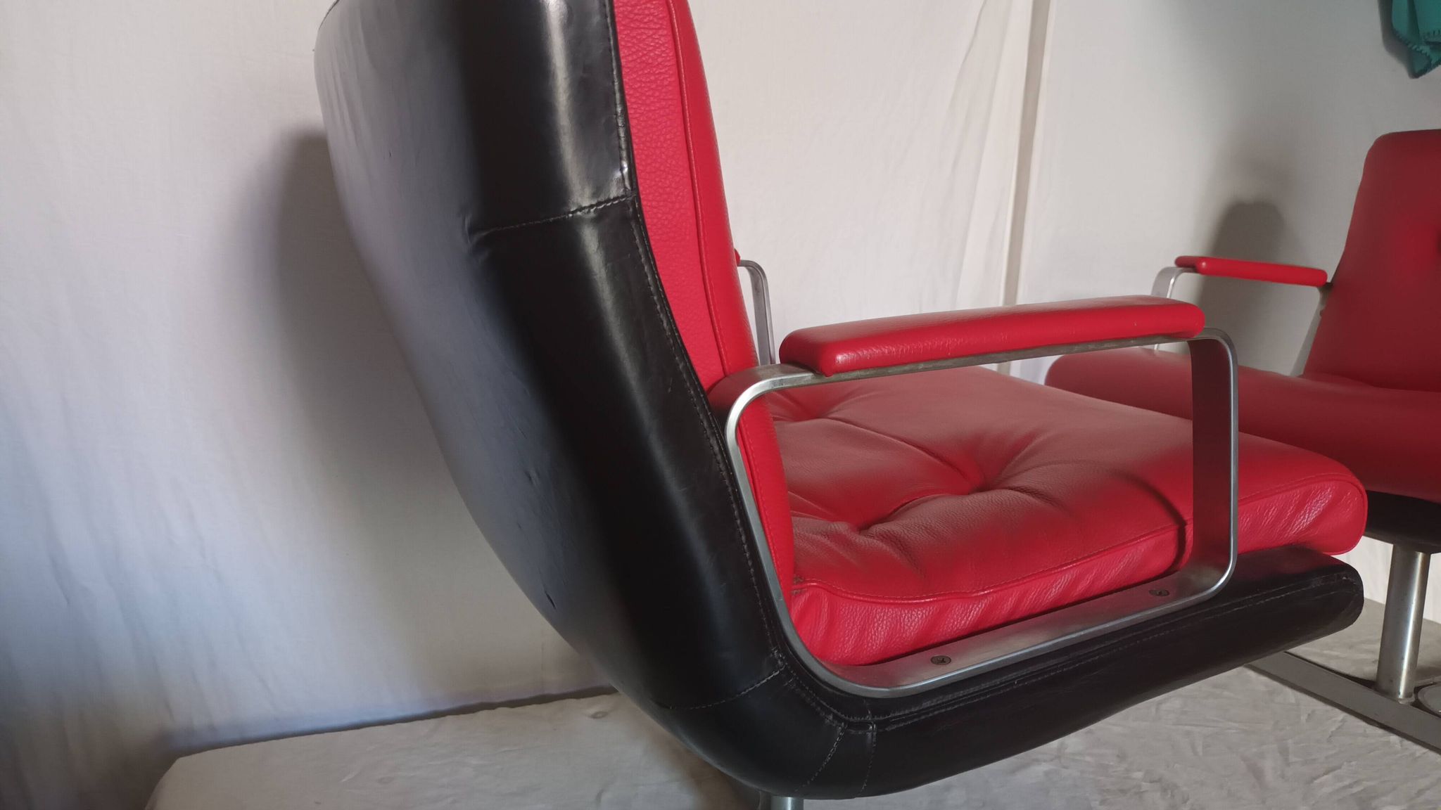 Paire de fauteuil en cuir de Raphael Raffel des années 70