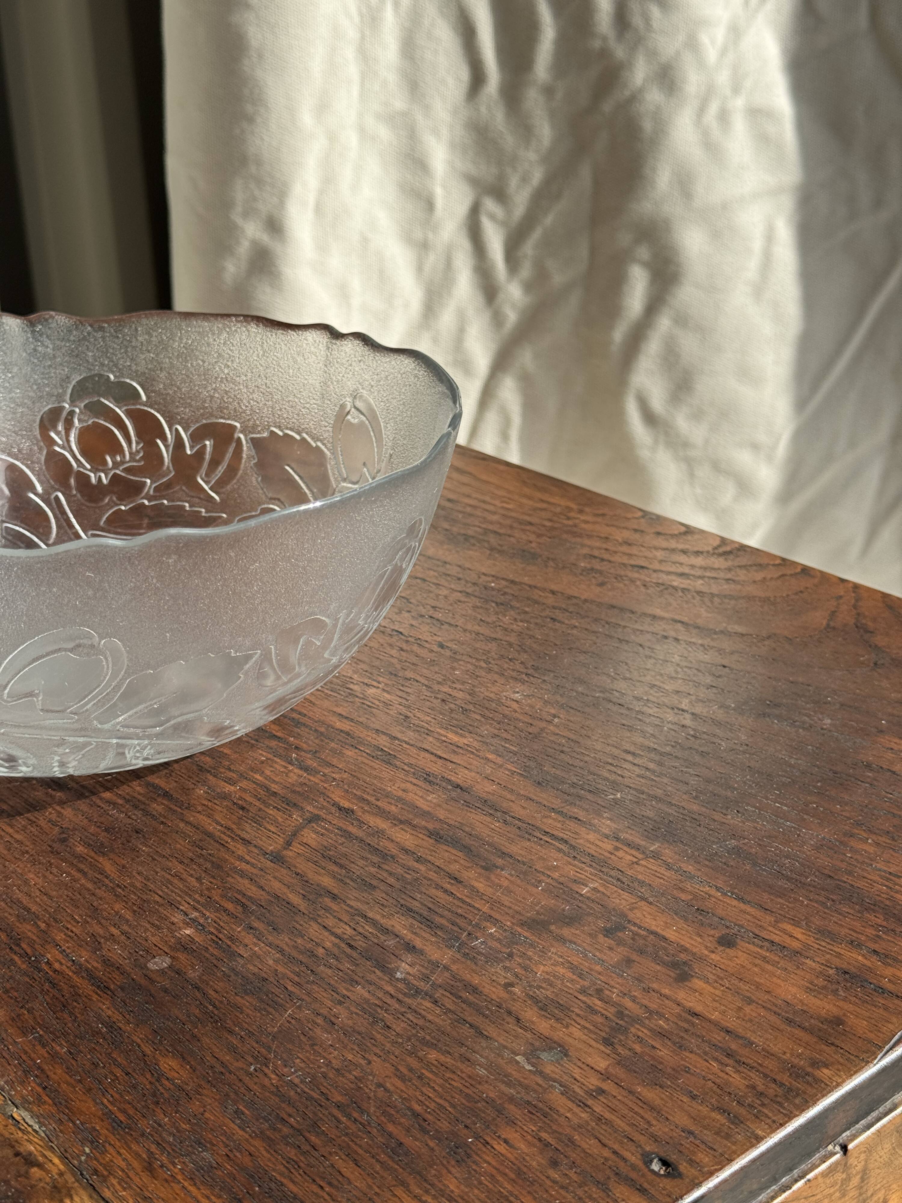 Vintage salad bowl with stylised rose pattern D23 H10