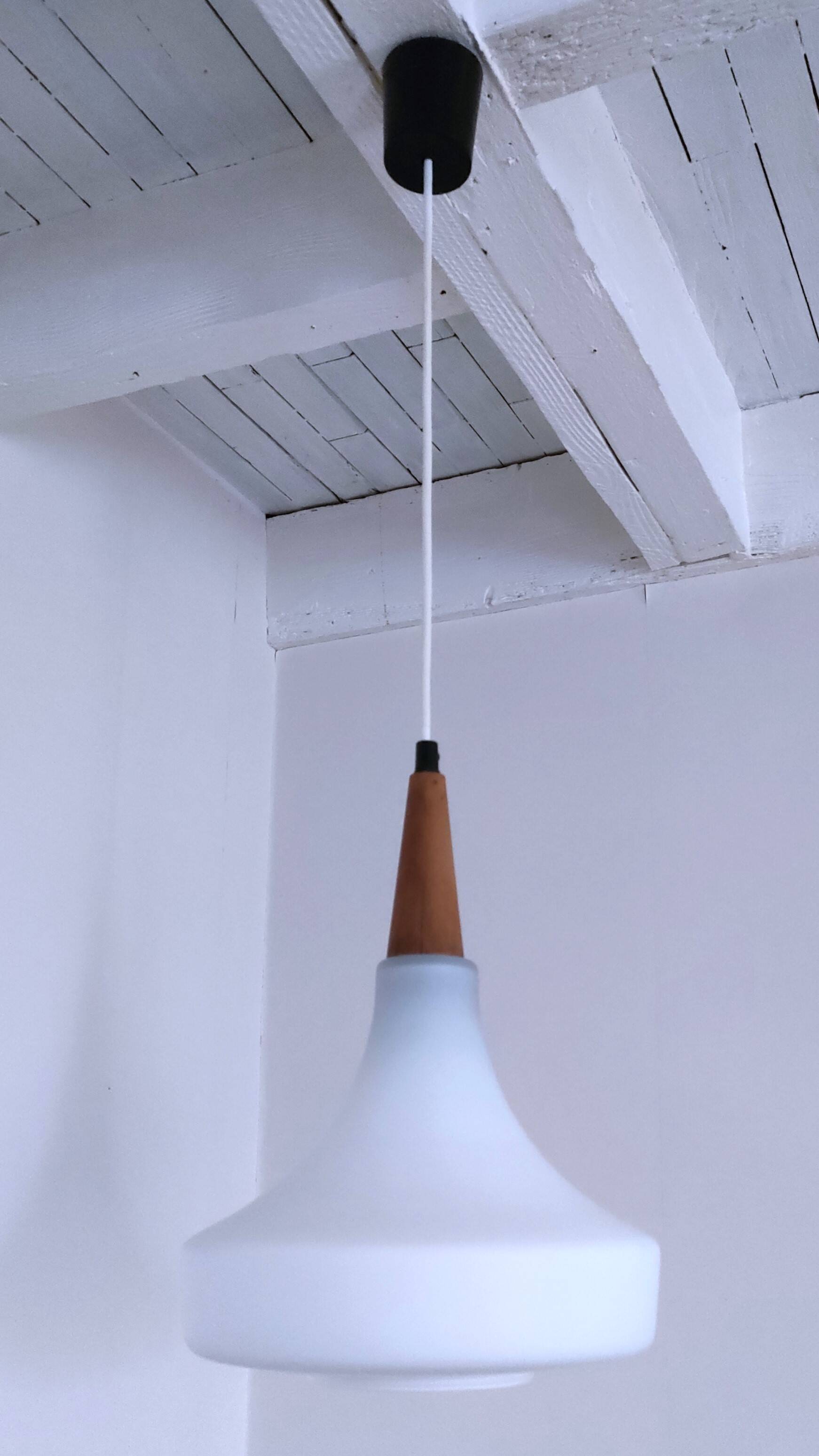 Suspension verre opalin et bois design années 70