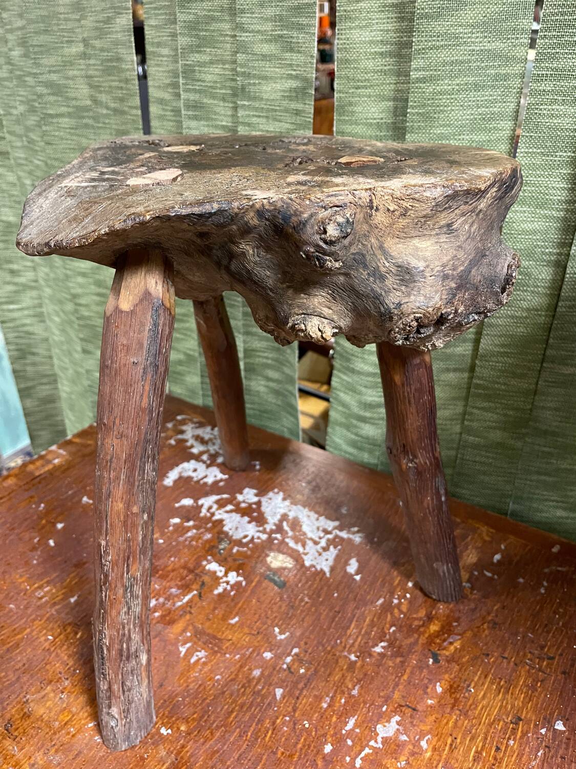 Tabouret tripode brutaliste en bois