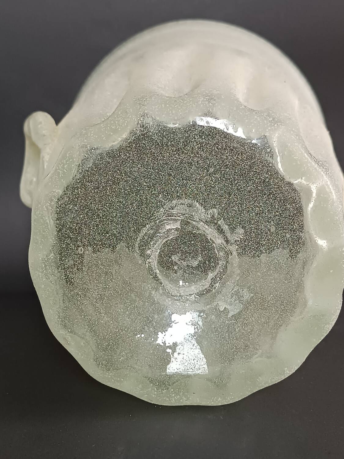 Beige fluted ear-shaped glass paste bucket