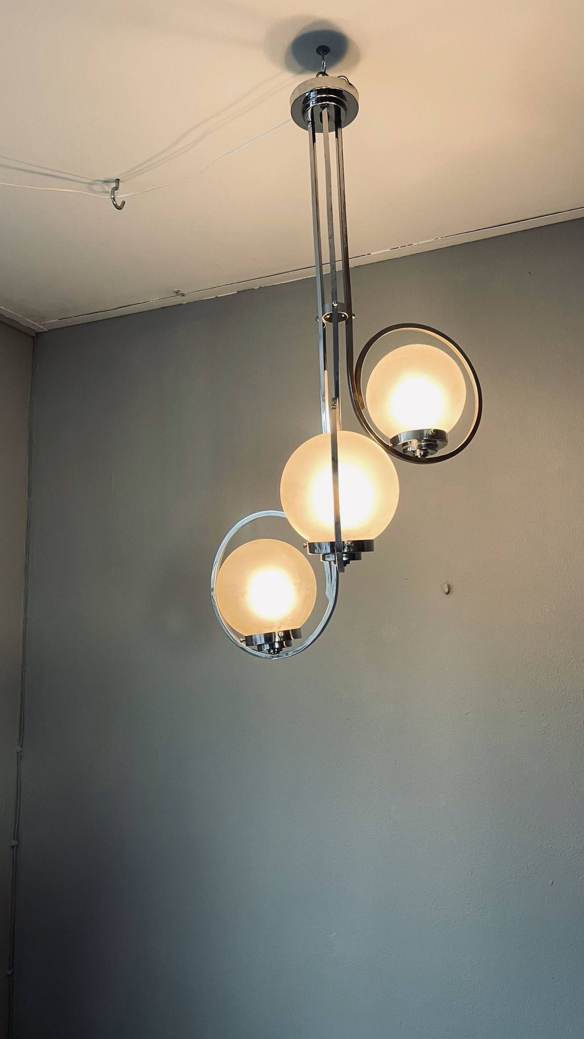 Lampe art déco en argent avec trois abat-jours en forme de sphère