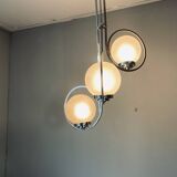 Lampe art déco en argent avec trois abat-jours en forme de sphère