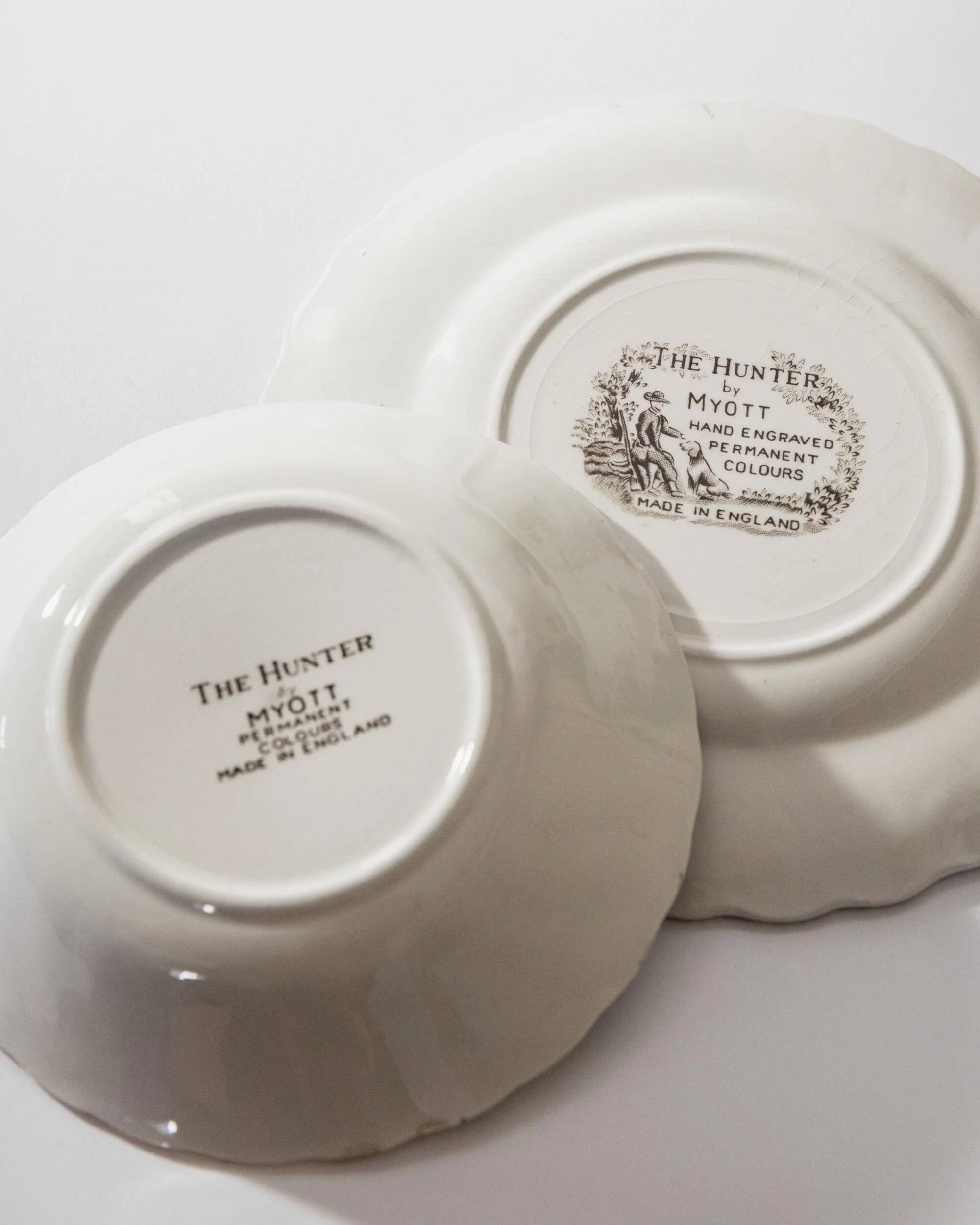 Vintage 1980s table service "The Hunter" by Myott, 11 pieces, bowls and plates in porcelain, brown and beige pattern, made in England.