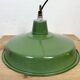 Lampe à suspension industrielle en émail vert, années 1960