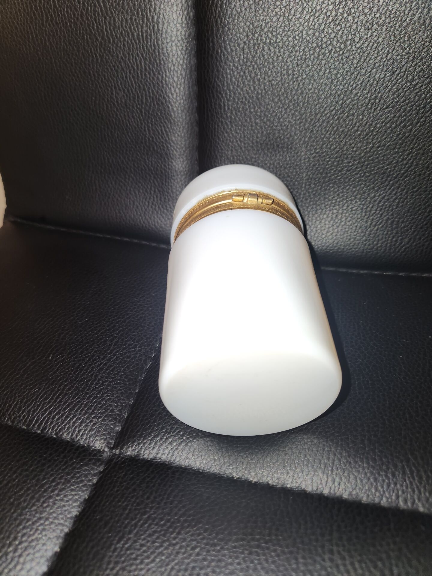 Collectible lighter in white opaline